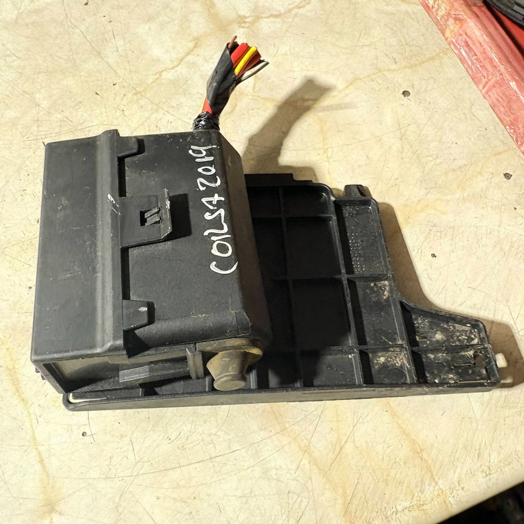 2019 VAUXHALL CORSA E FUSE RELAY BOX 13359061