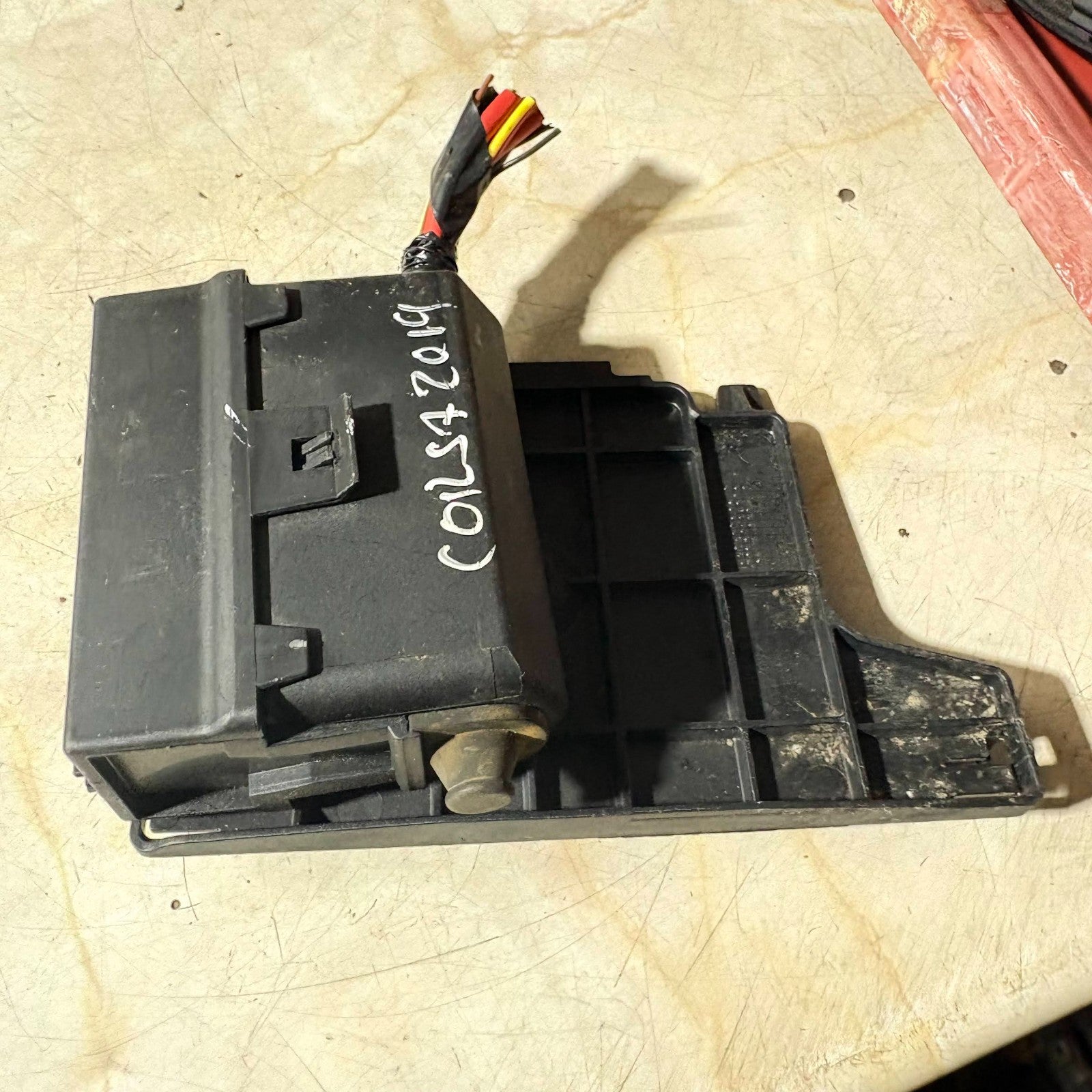 2019 VAUXHALL CORSA E FUSE RELAY BOX 13359061