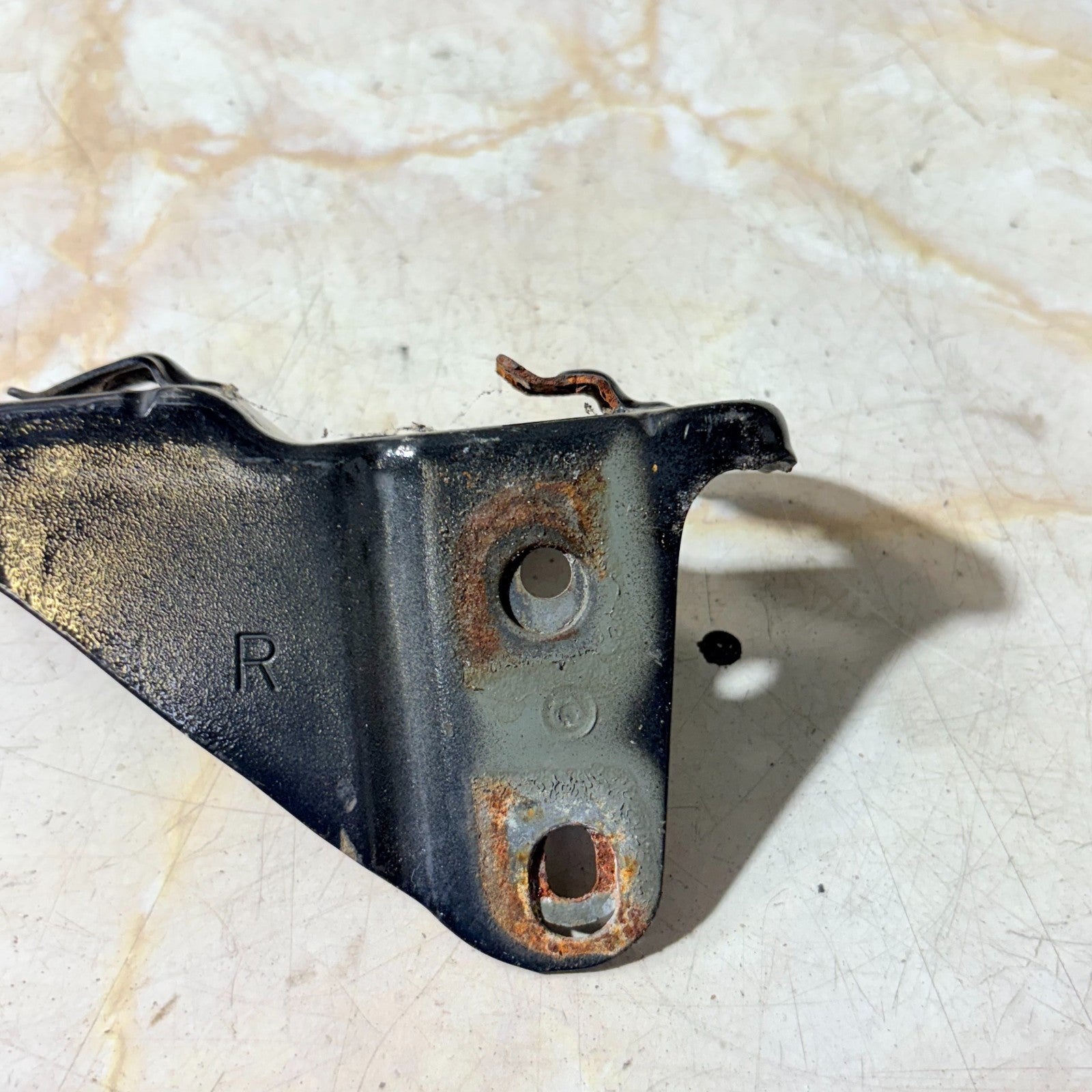 2017-2021 ALFA ROMEO STELVIO REAR RIGHT UPPER TAILGATE LIFT CYLINDER BRACKET