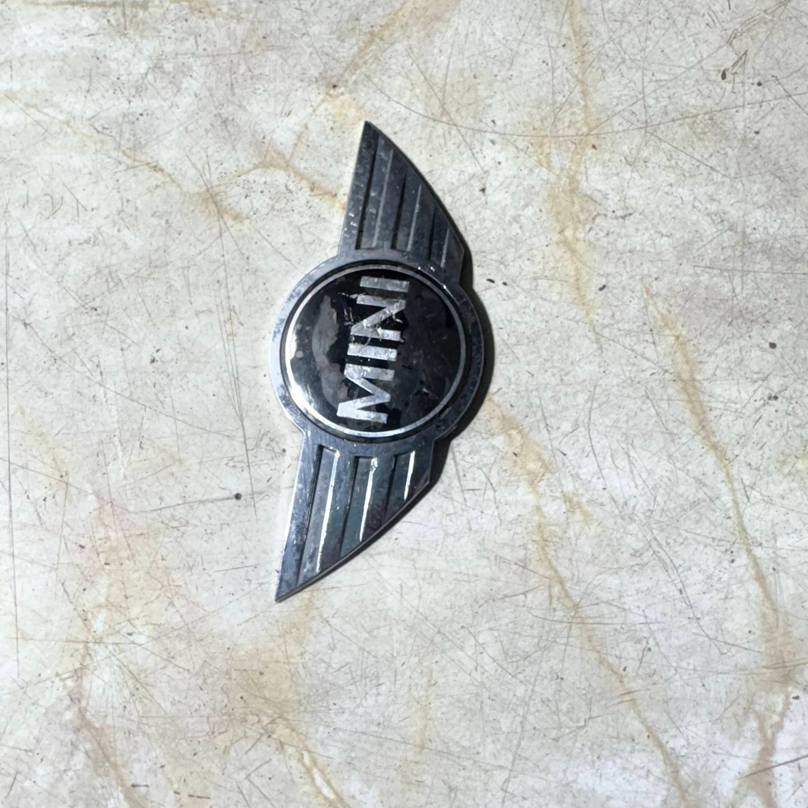 MINI COOPER ONE R50 2001-2006 FRONT BADGE LOGO EMBLEM 7026184 22776