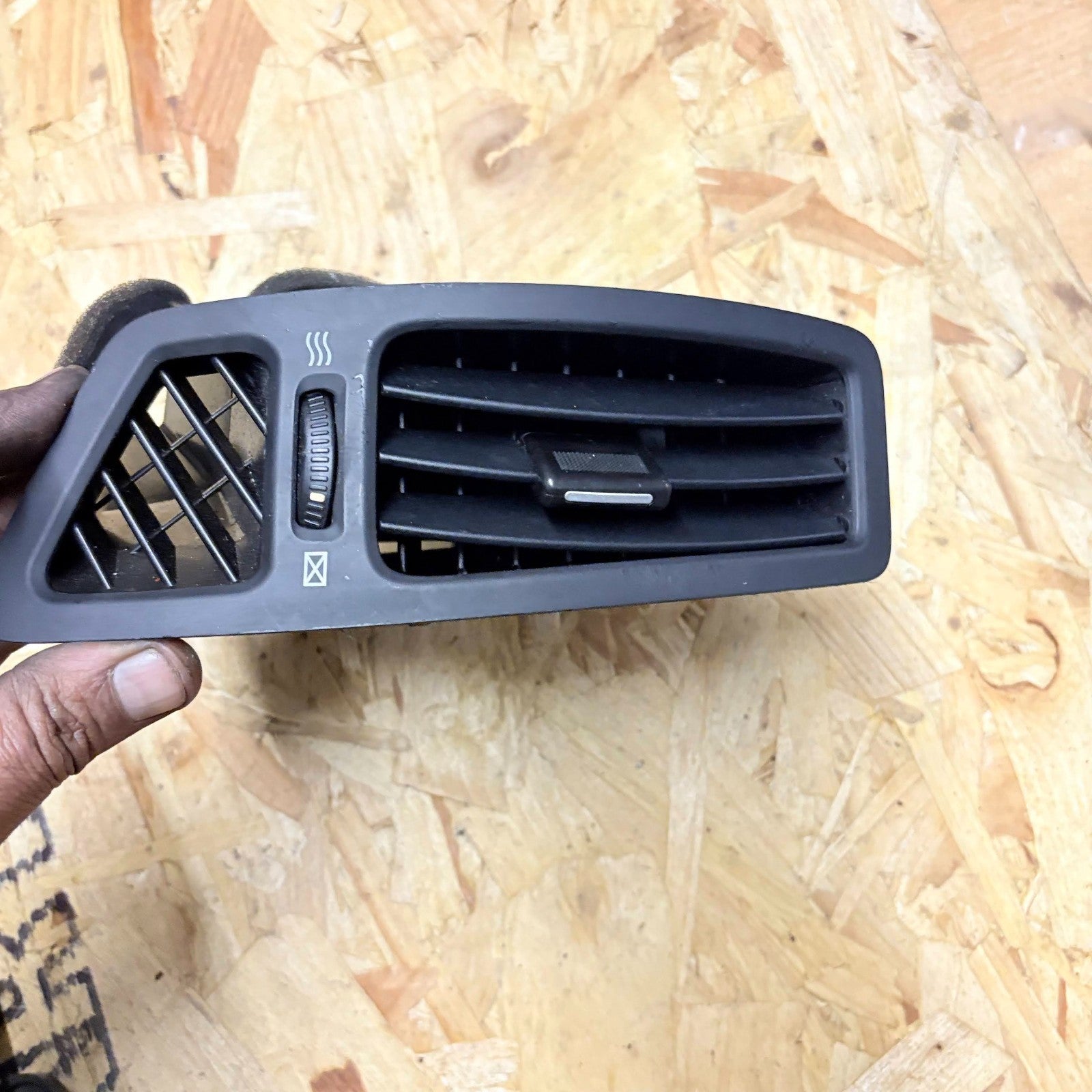 Kia Ceed ED 2006-2012 LH Dashboard Air Vent Grille Passenger Front 97480-1H000