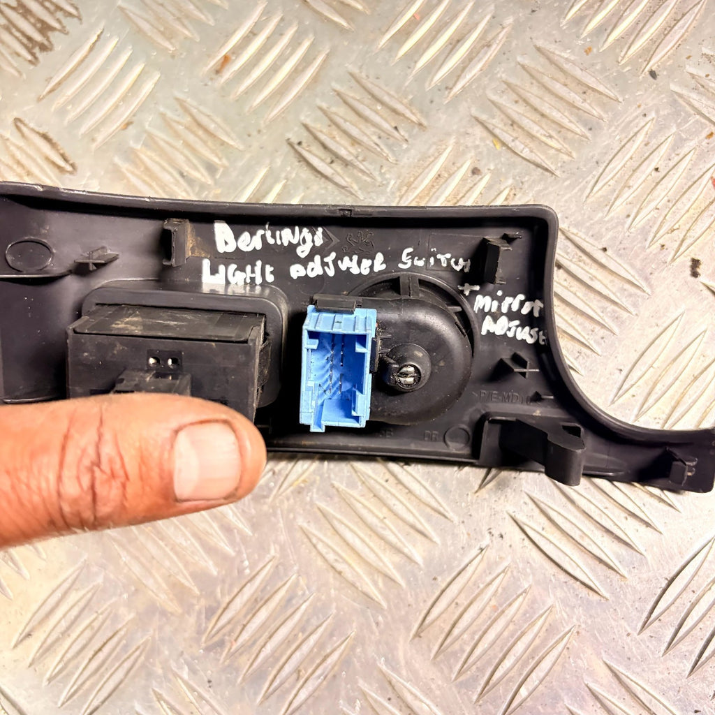 2005 CITROEN BERLINGO WING MIRROR AND HEADLIGHT ADJUSTER SWITCH