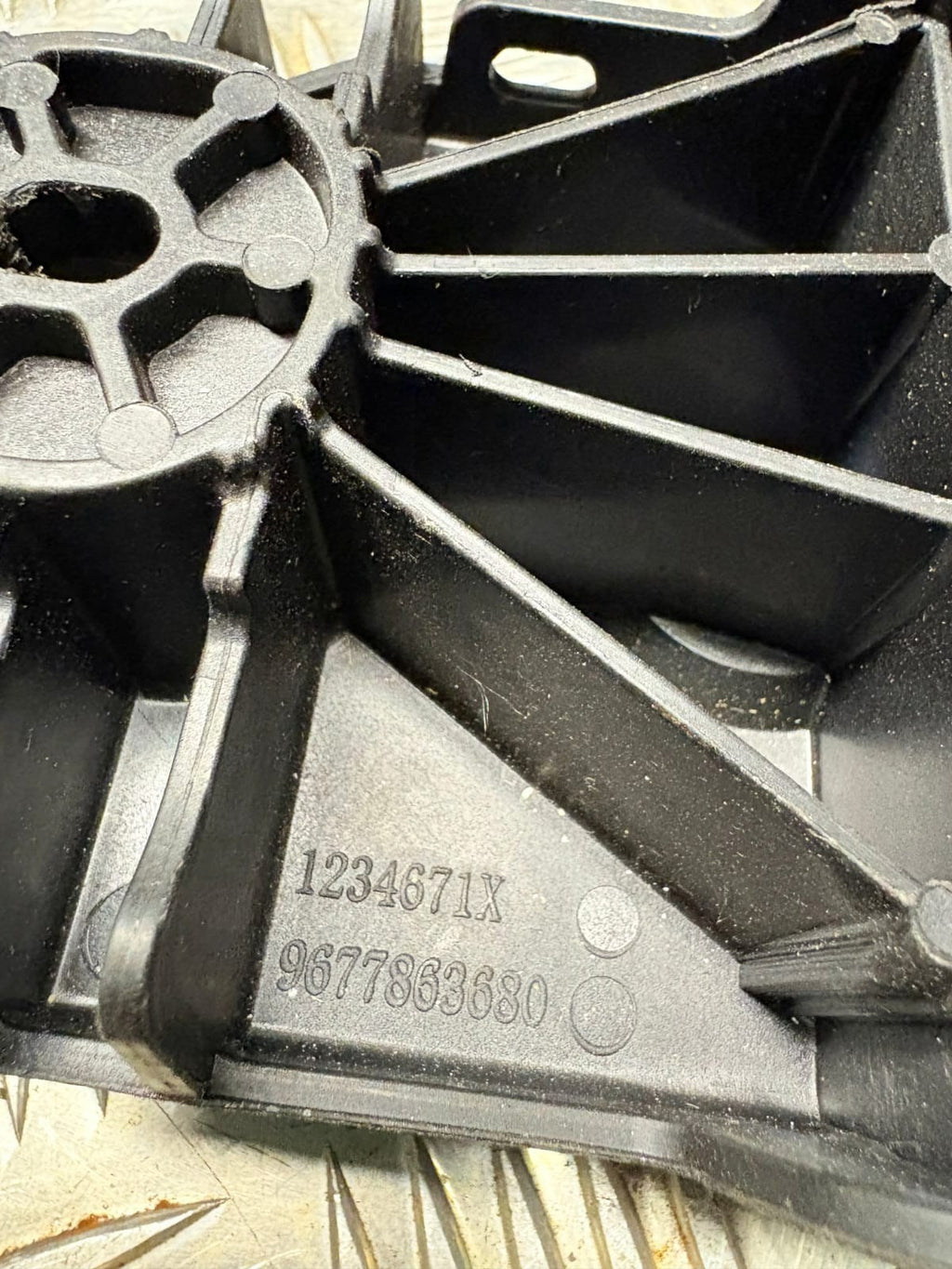 2017 PEIGEOT ARM REST SUPPORT BRACKET GT-LINE PURETECH S/S 9677863680