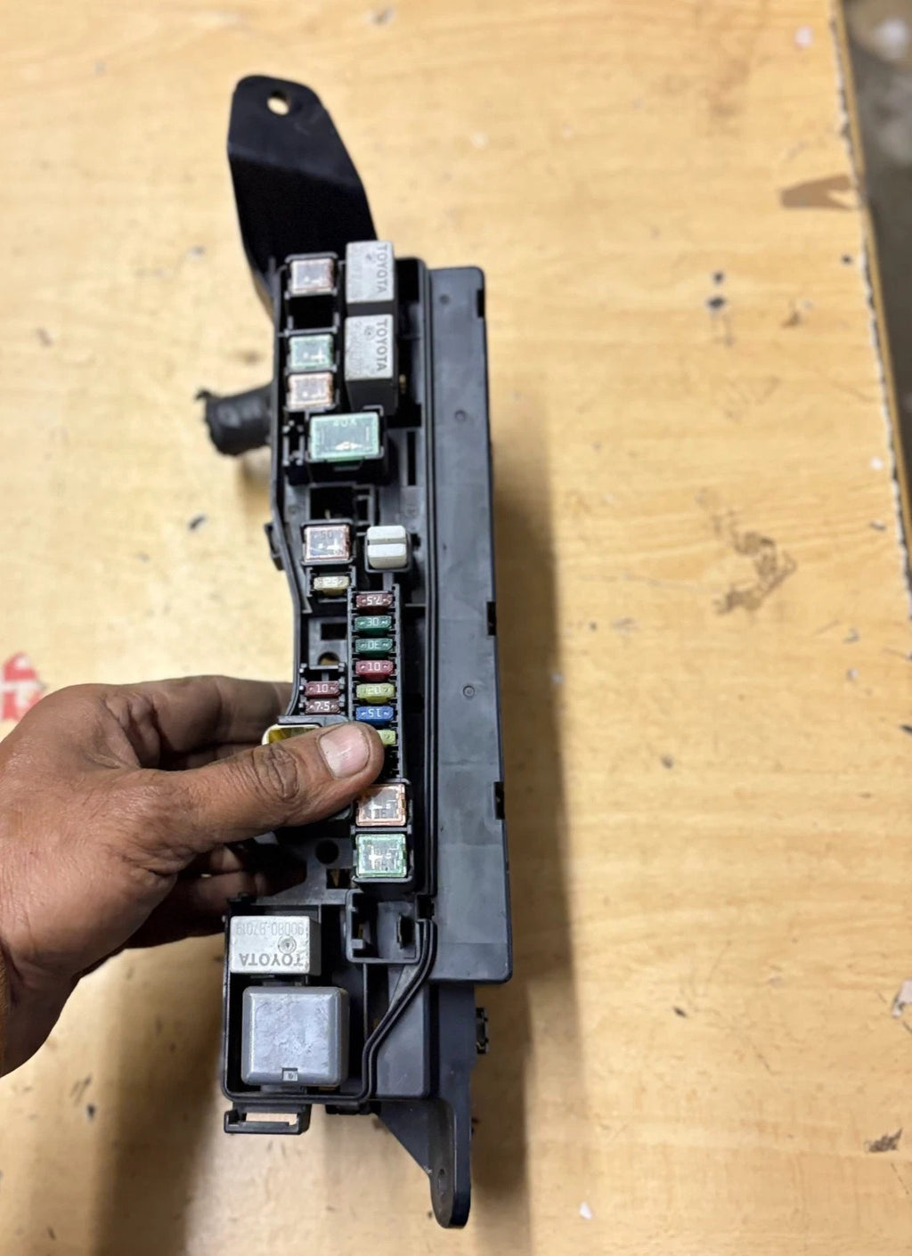 Toyota Avensis Mk2 T25 Under Bonnet Engine Bay Fuse Box 1.8 Petrol 03-09