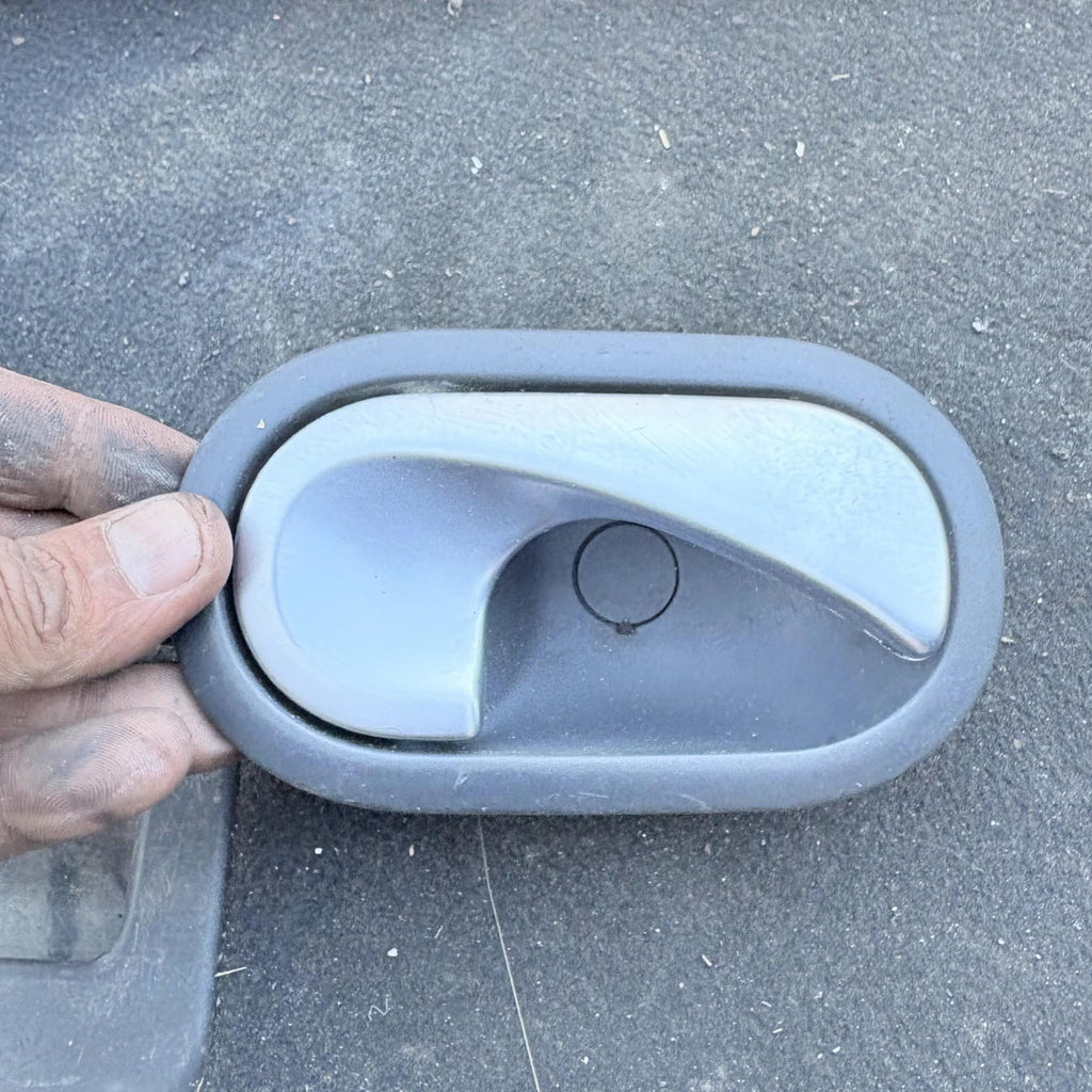 2003-2009 RENAULT MEGANE O/S/F Driver Front INTERIOR DOOR HANDLE 8200028486