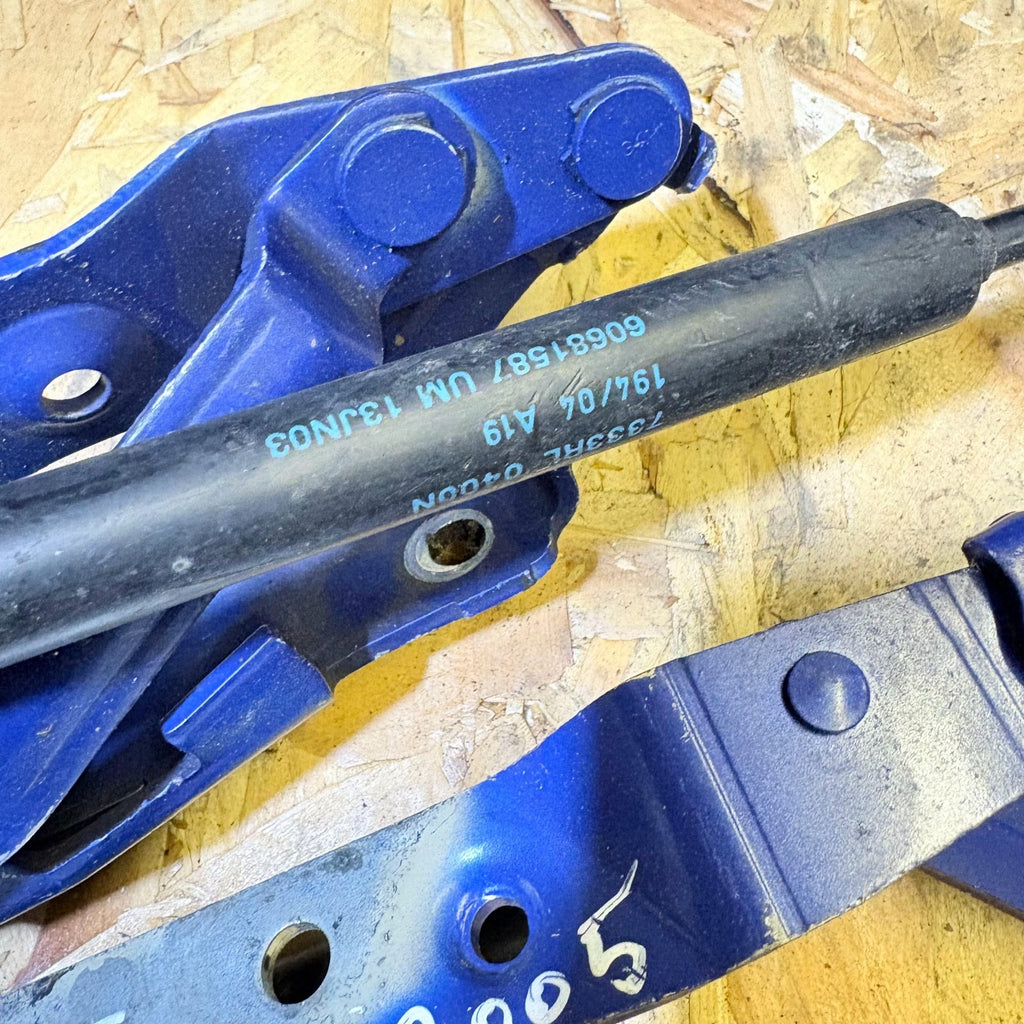 ALFA ROMEO 2005 LEFT FRONT BONNET HINGE WITH GAS STRUT 60681587