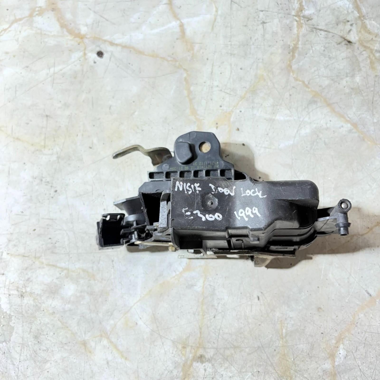 1995-2001 MERCEDES E300 NEARSIDE PASSENGER FRONT CENTRAL LOCKING UNIT
