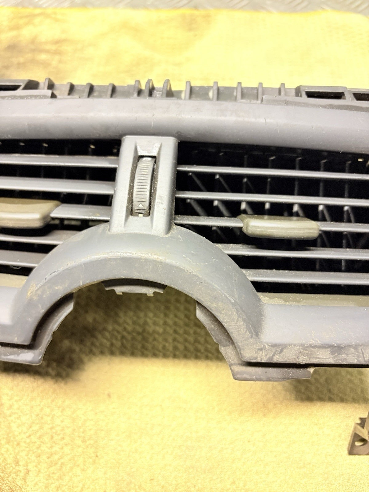 Renault Megane II Mk2 2002-2006 Dash Centre Air Vent Grille 7701055202 A1007021