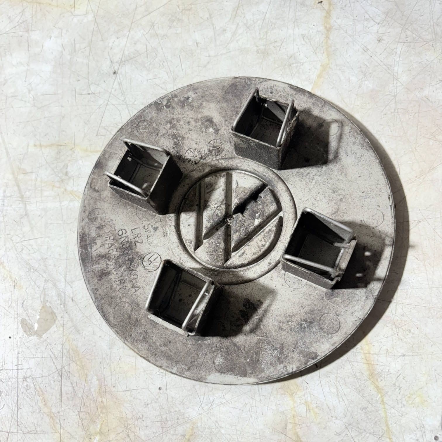 VW Polo 6N 1995-2000 + Caddy 9K 1996-2003 4 Stud Wheel Centre Cap 6N0601149A