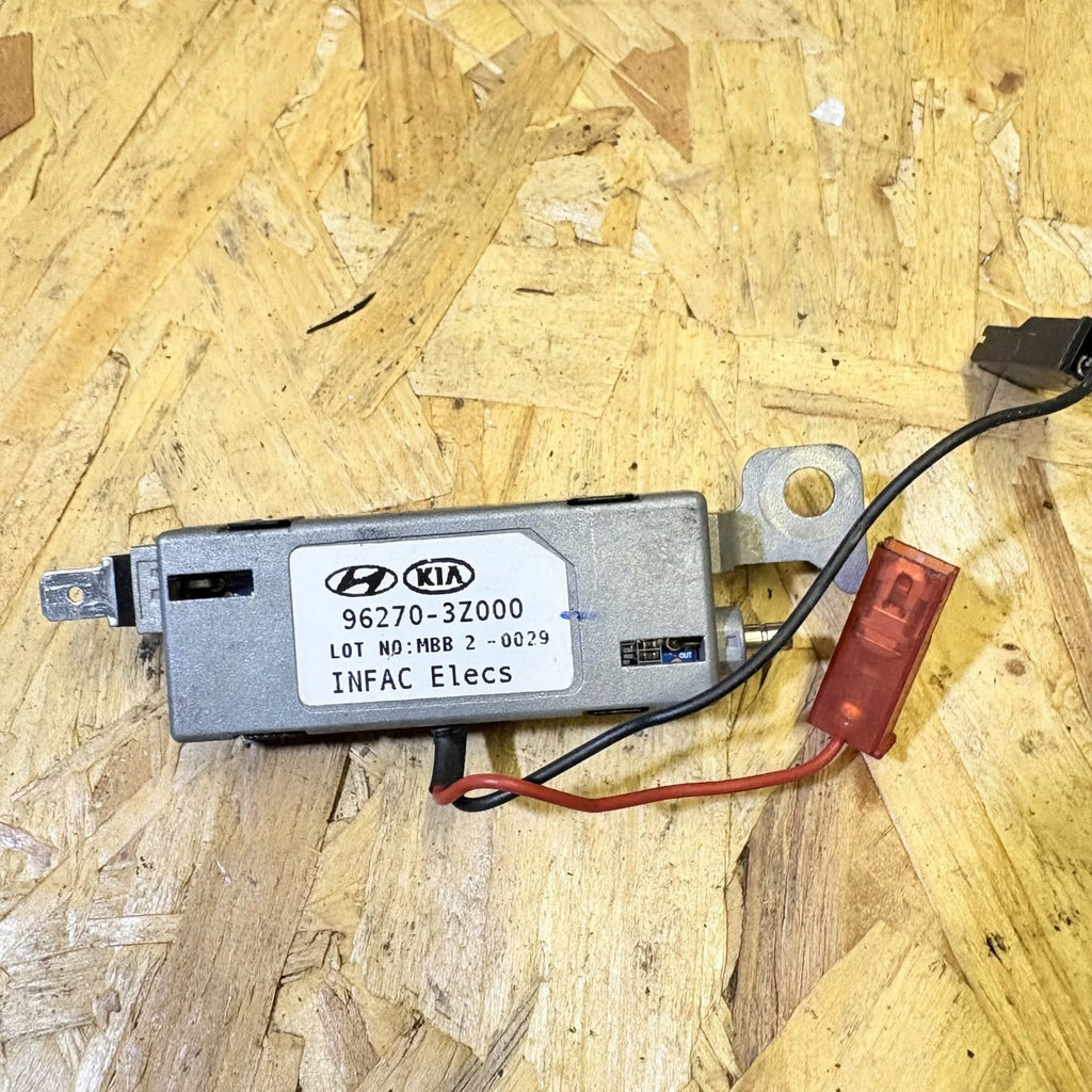 Hyundai i40 VF Saloon 2012-2019 Rear Glass Aerial Antenna Amplifier 96270-3Z000