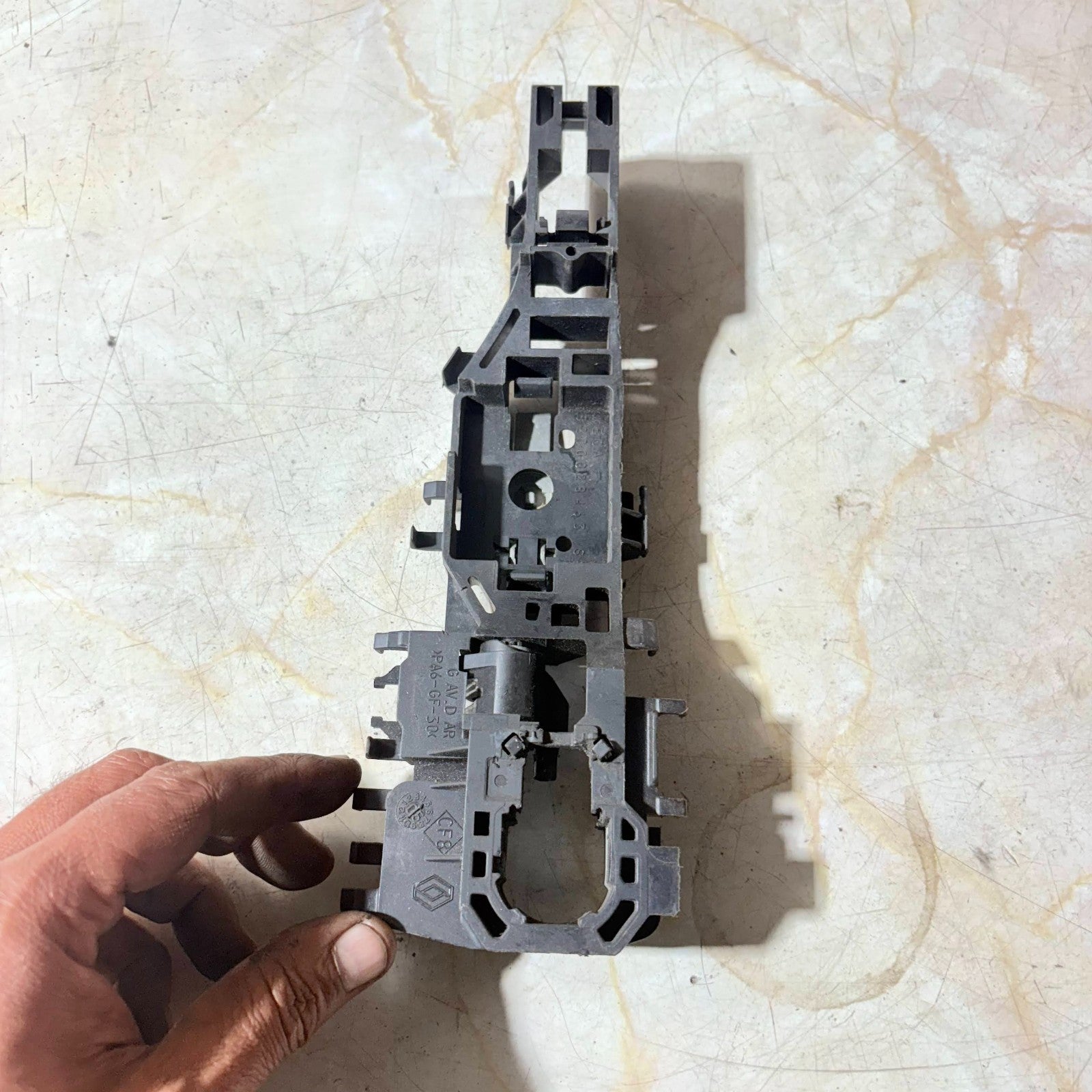 RENAULT SCENIC MK2 2005 NSF PASSENGER FRONT EXTERIOR DOOR HANDLE BRACKET