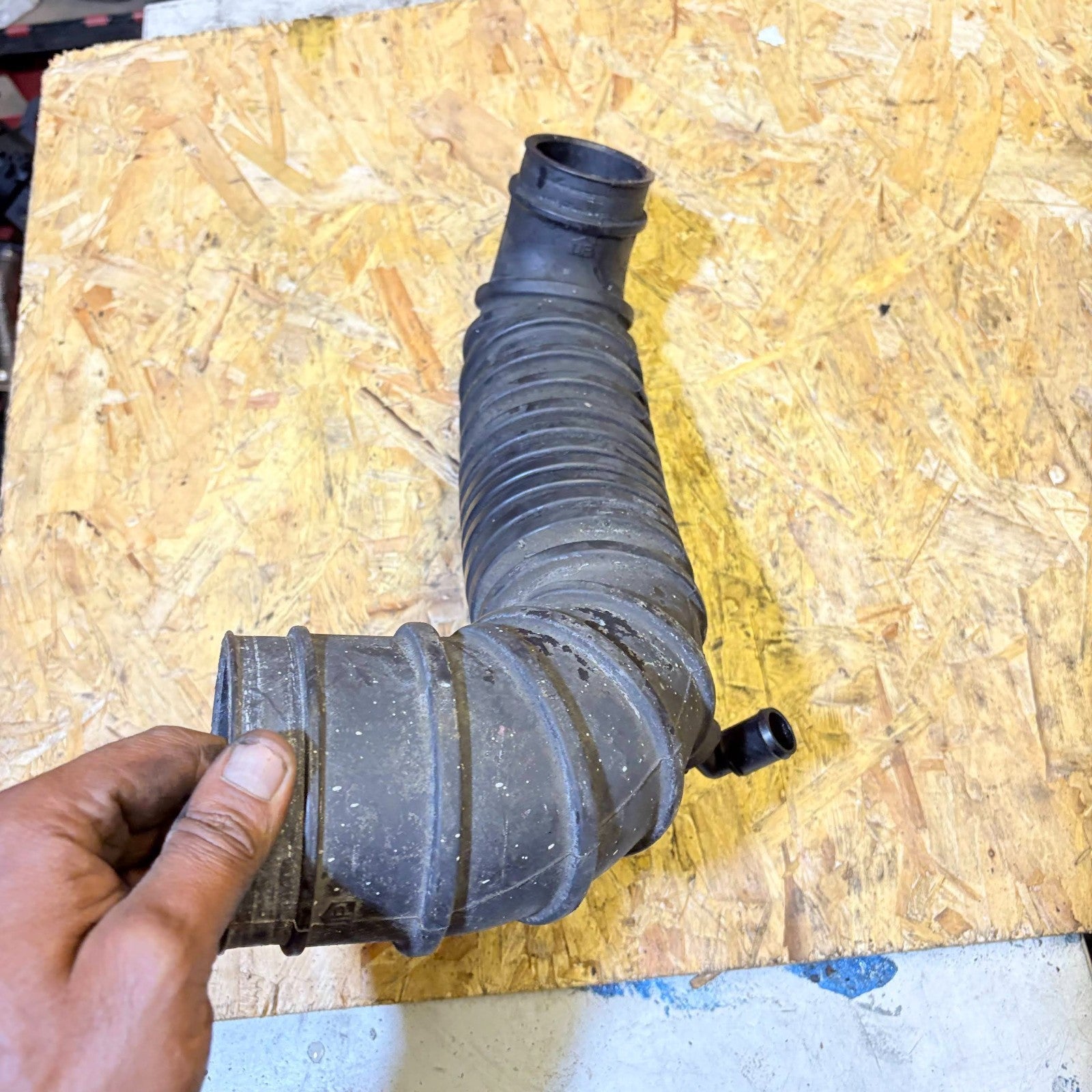 Mitsubishi Shogun 2001 AIR INTAKE PIPE HOSE