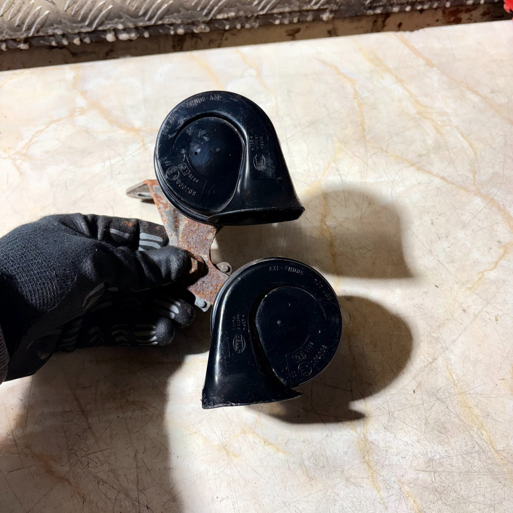 VW Beetle 9C 1998-2010 Pair Horns With Bracket 000209