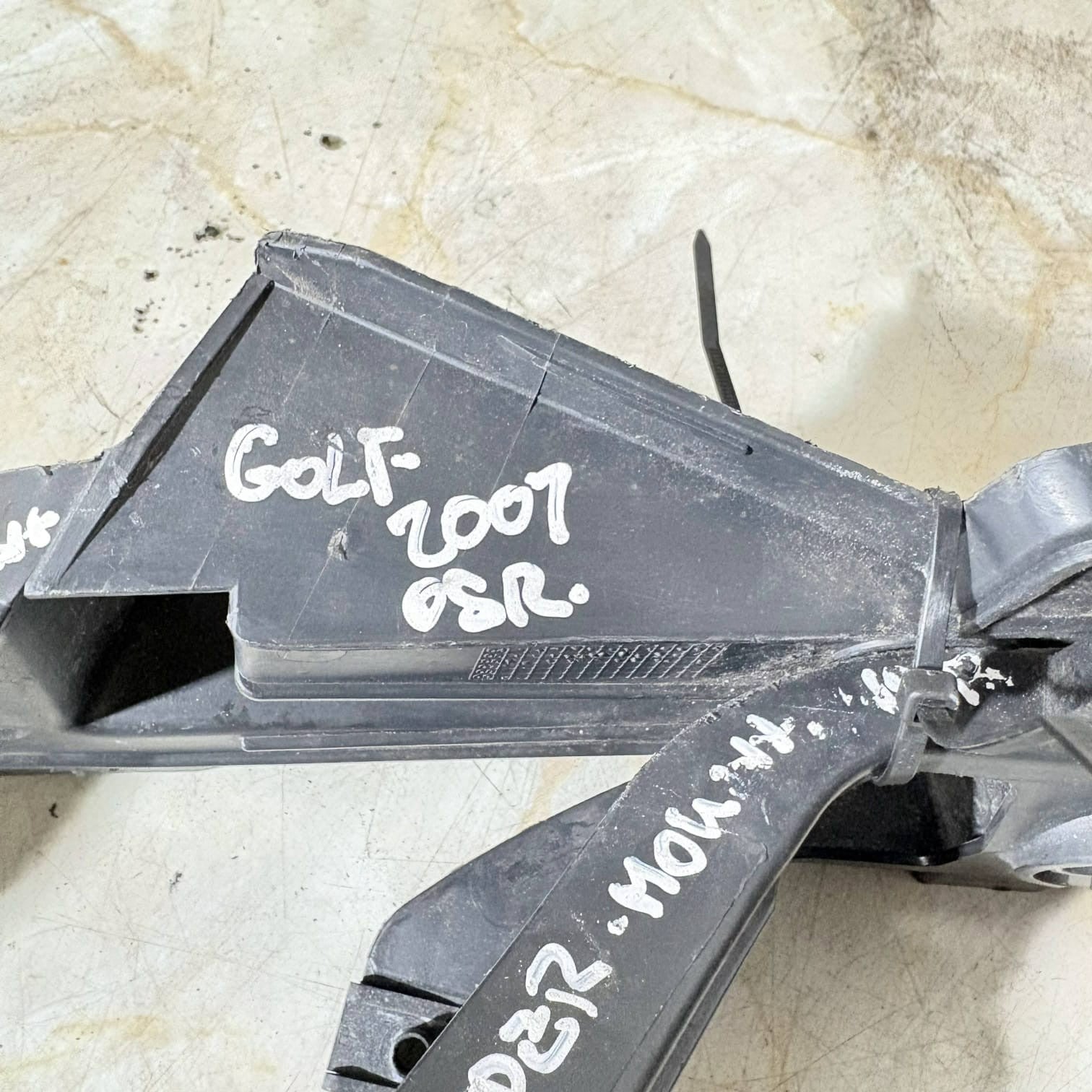 VW Golf Plus Rear Bumper Guide Brackets L+R 2005-2014 5M0807375 5M0807376