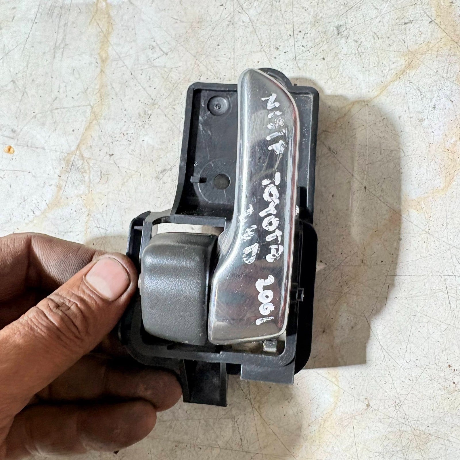2001 TOYOTA D4D LEFT FRONT PASSENGER SIDE INNER DOOR HANDLE N/S