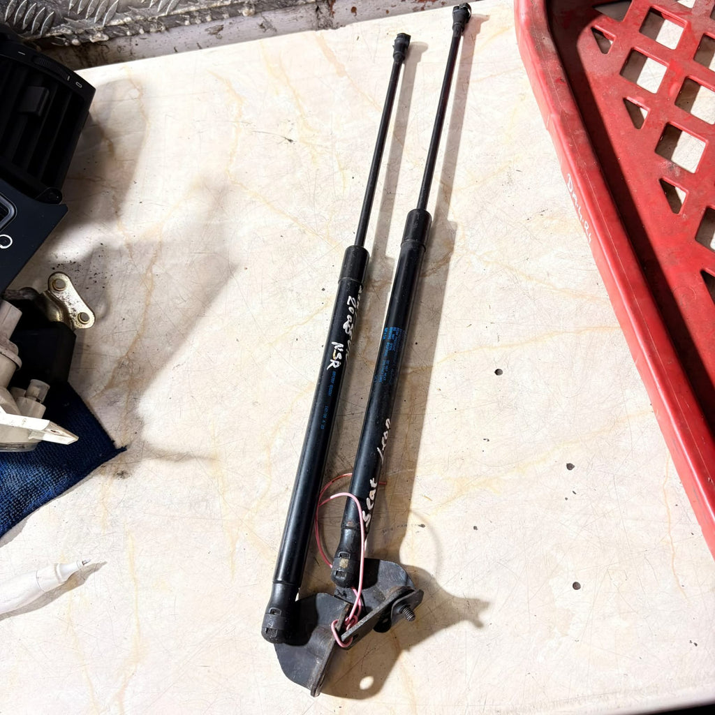 SEATLEONTAILGATEBOOTSTRUTSGASPAIR DRIVERREAR PASSENGER REAR1PO827550 2008NSR,OSR