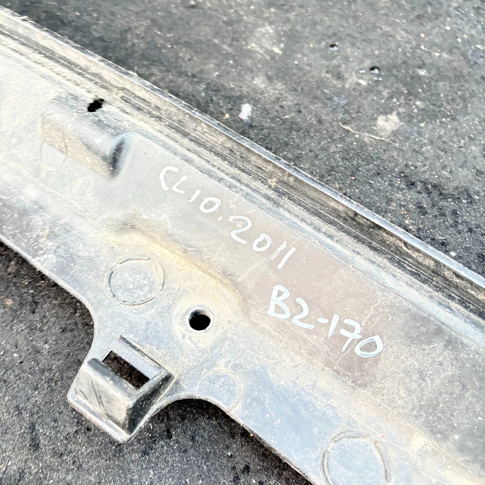 Renault Clio Mk3 2011 Front scuttle wiper panel trim 8200293491