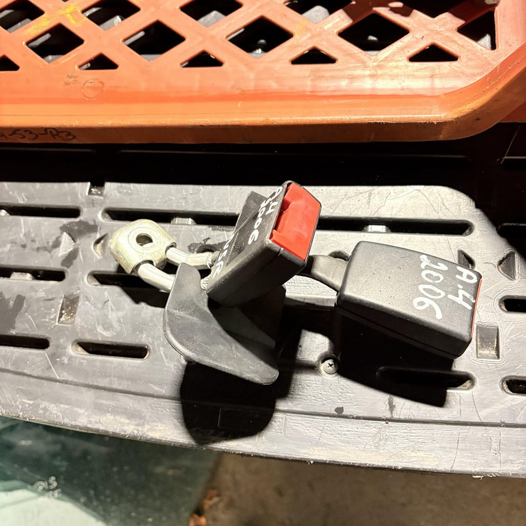 AUDI A4 B7 2006 SEAT BELT STALK REAR CENTRE 8E085773901C NSR