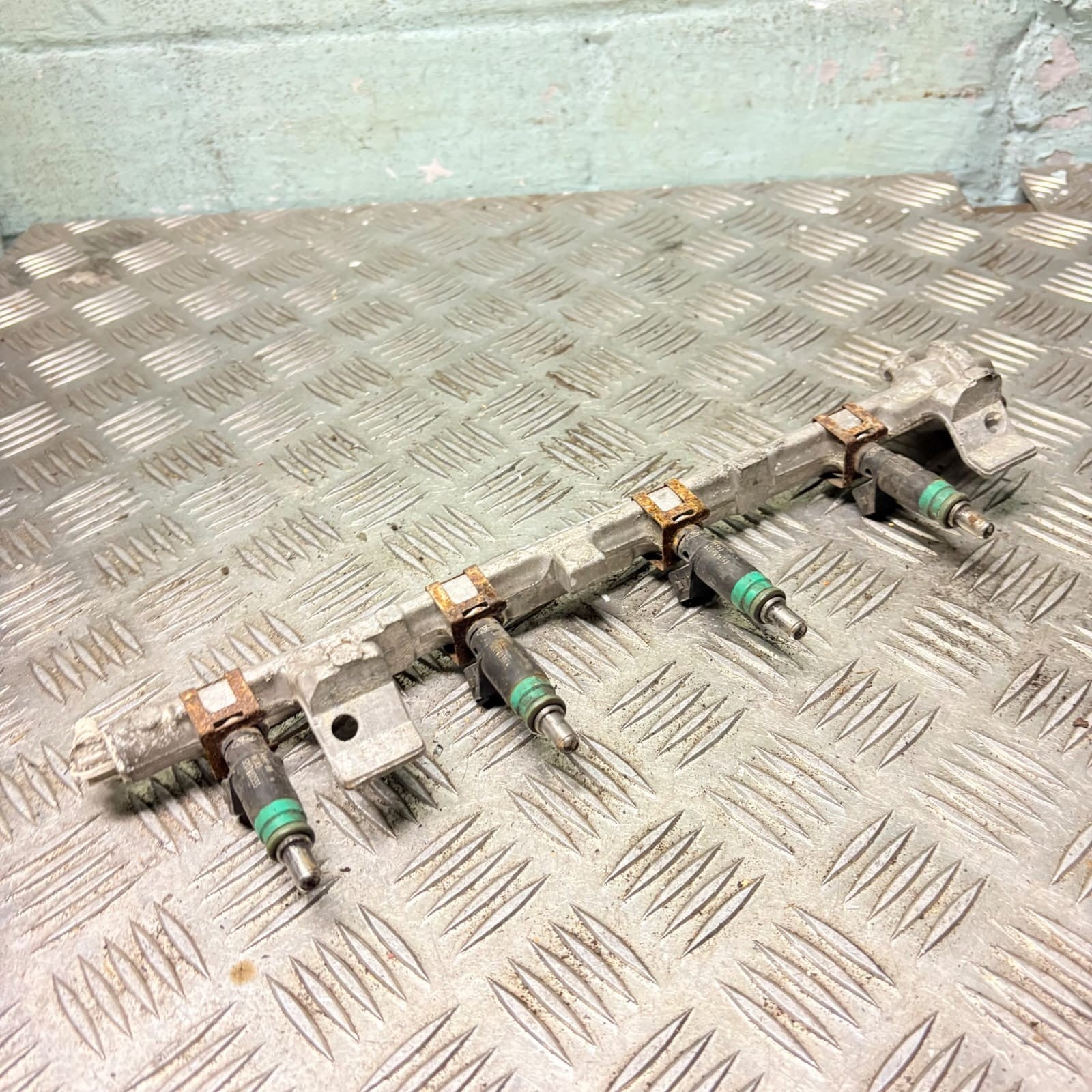 FORD FOCUS FIESTA FUSION ZETEC 2003 1.4 16V FUEL INJECTOR RAIL 9D2809H487AB