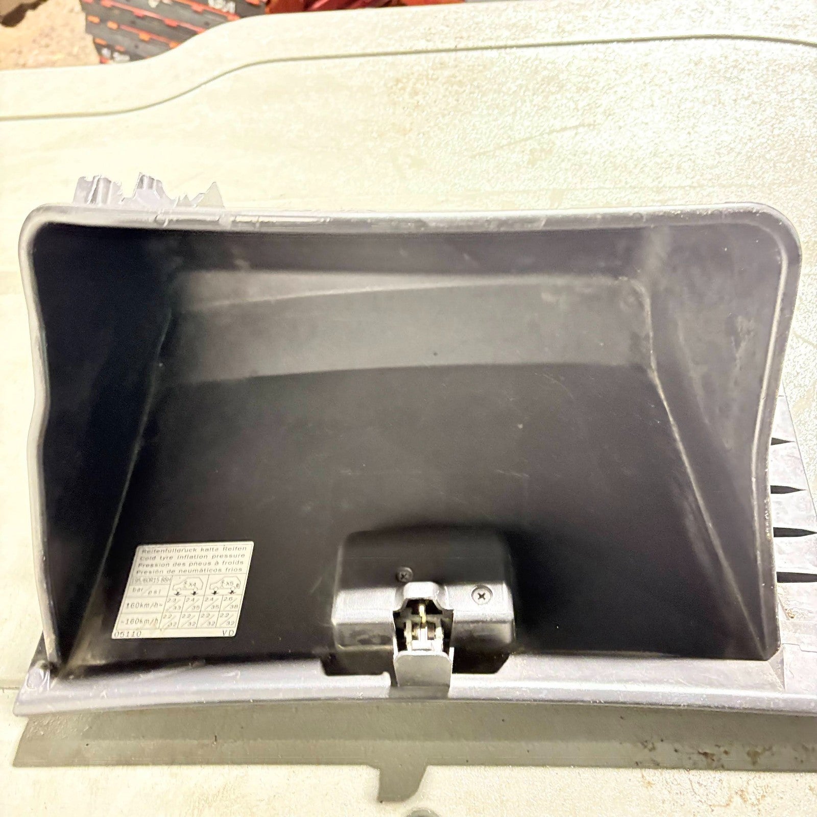 Toyota Avensis T220 1997-2003 RHD Glovebox 55550-05040 D-4D