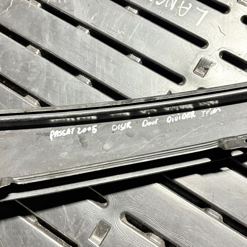2005 VOLKSWAGEN PASSAT REAR RIGHT DRIVER EXTERIOR DOOR WINDOW TRIM COVER