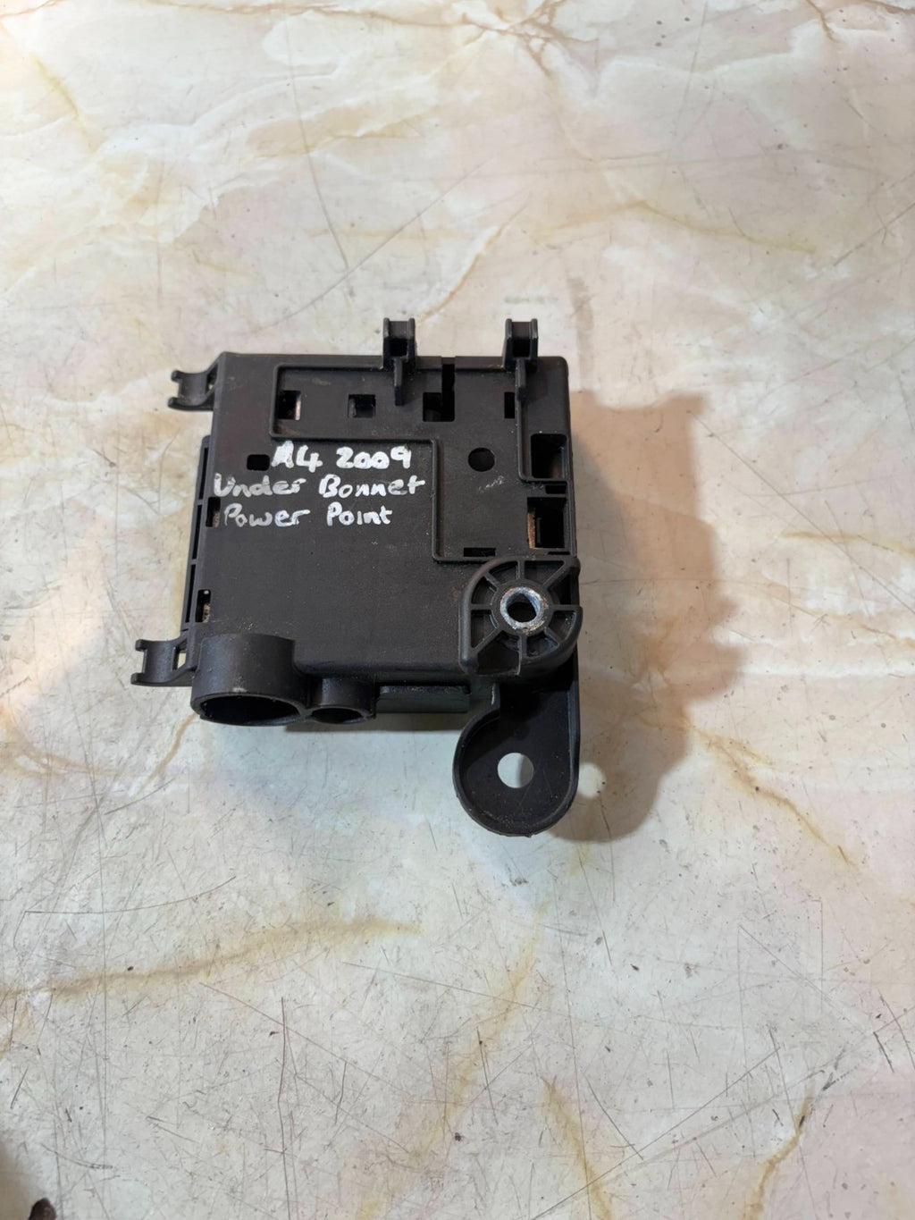 AUDI A4 B8 A5 8T 2009-UNDER BONNET BATTERY POSITIVE POWER JUNCTION