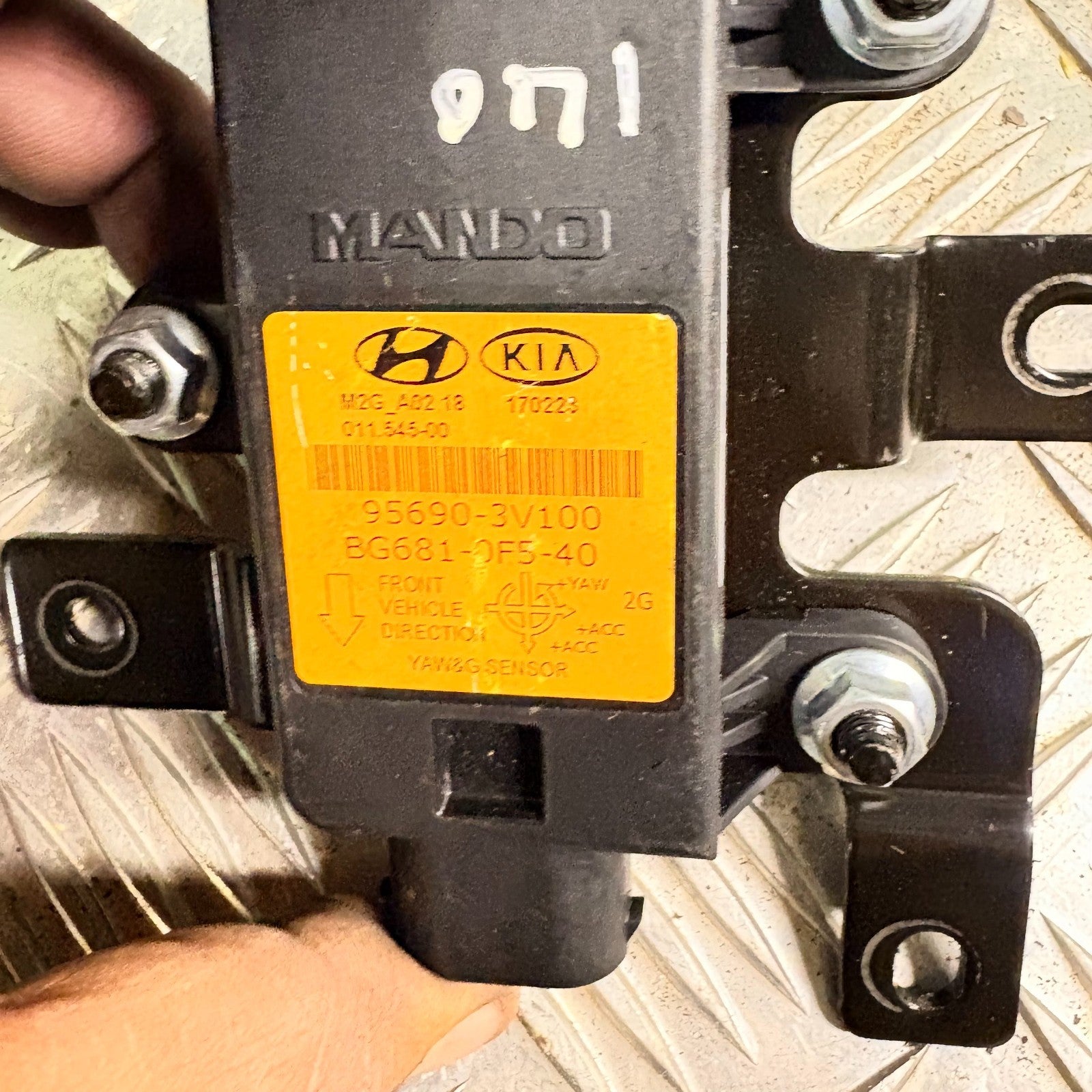 HYUNDAI I40 YAW RATE SPEED SENSOR 95690-3V100 2015
