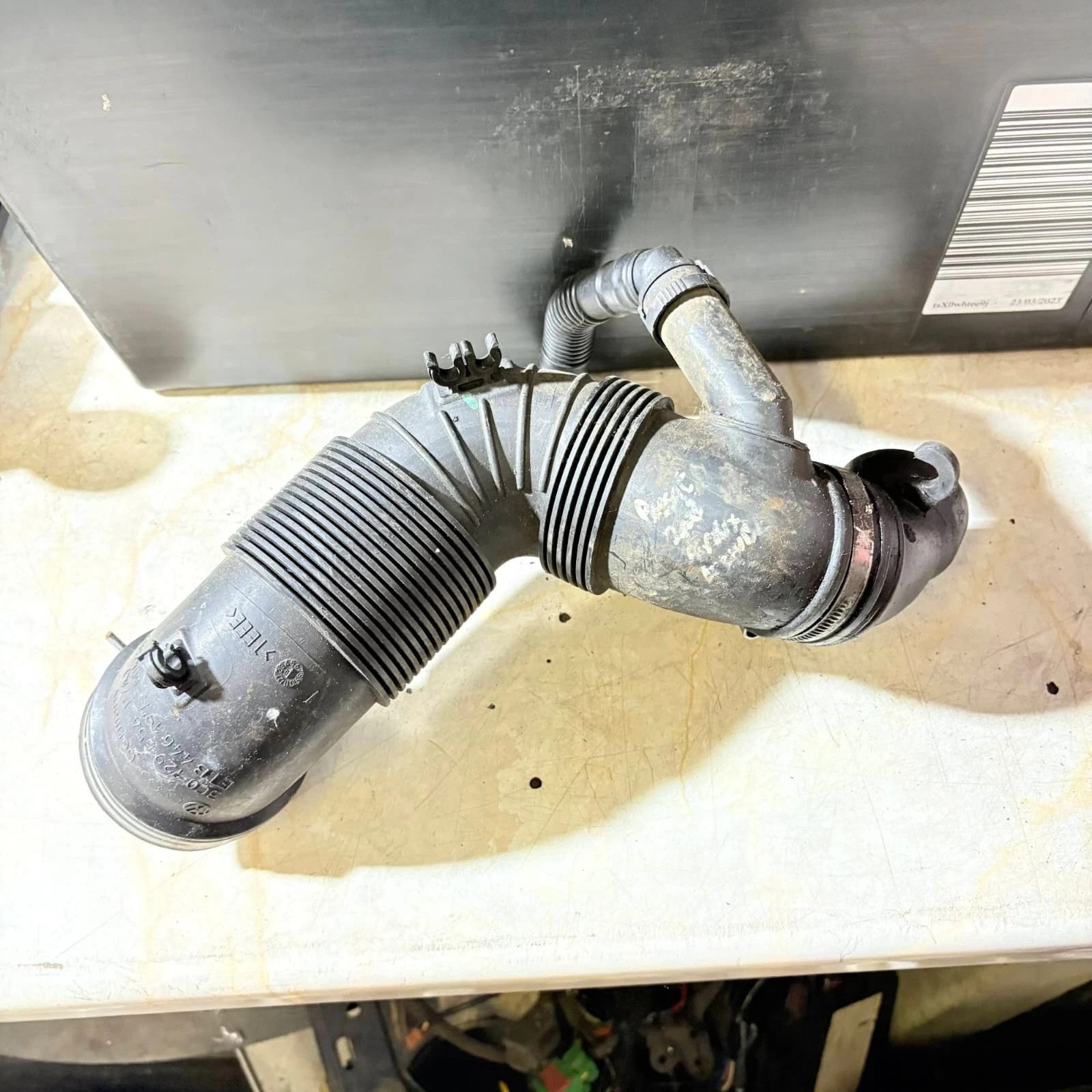 2002 VOLKSWAGEN PASSAT B7 1.6 DIESEL AIR INTAKE HOSE PIPE 3C0129654M