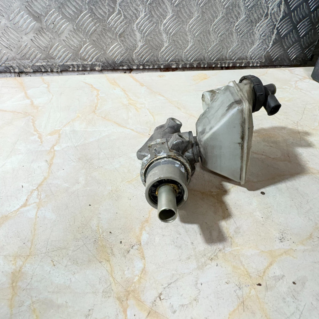 Renault Brake Master Cylinder + Reservoir Tank Hydraulic Brake Pump ()