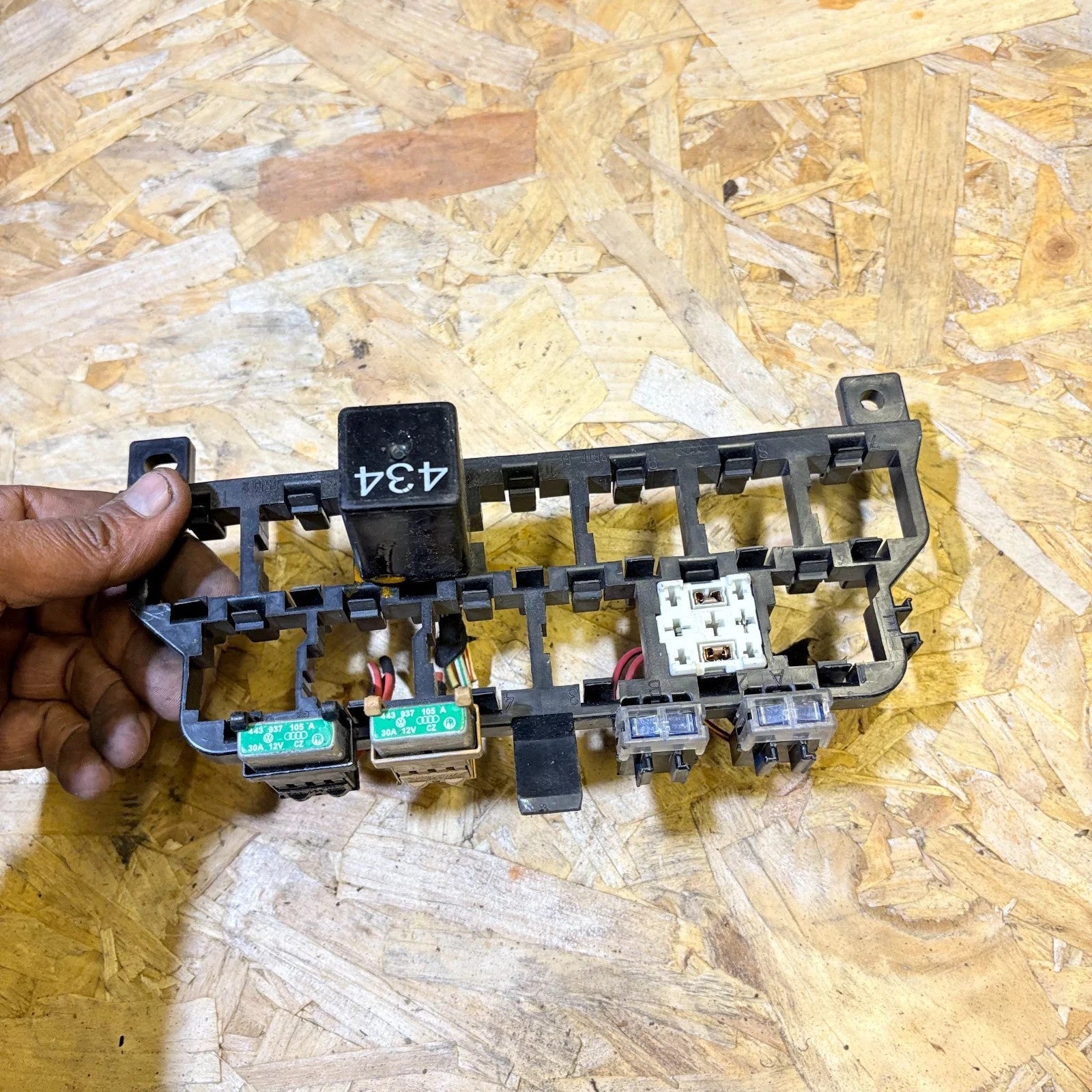 VW Beetle Mk1 98-10 right front relay fuse box board wiring connector grid