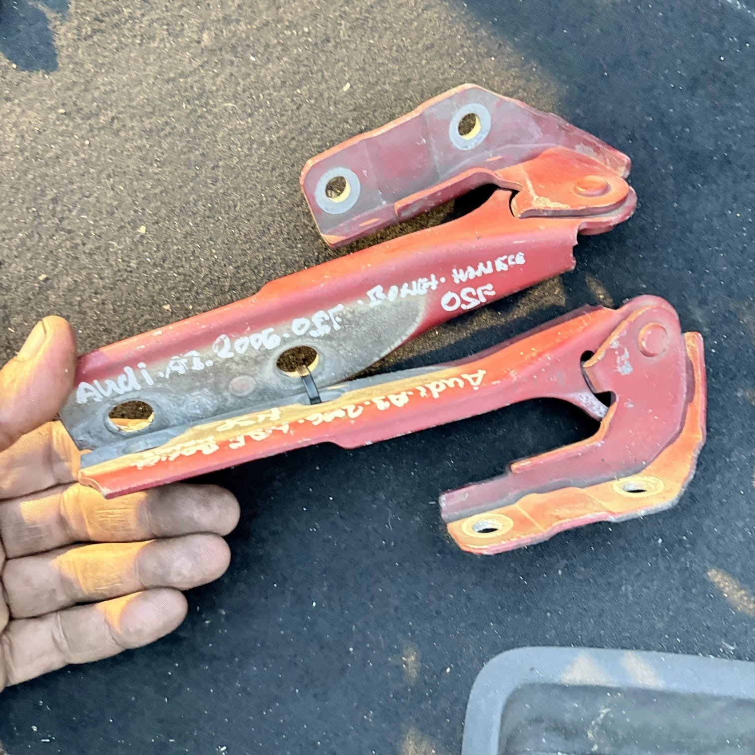 AUDI A3 8P 2006 BONNET HINGES BOTH OSF NSF SIDES 8P0823302B 8P0823301B