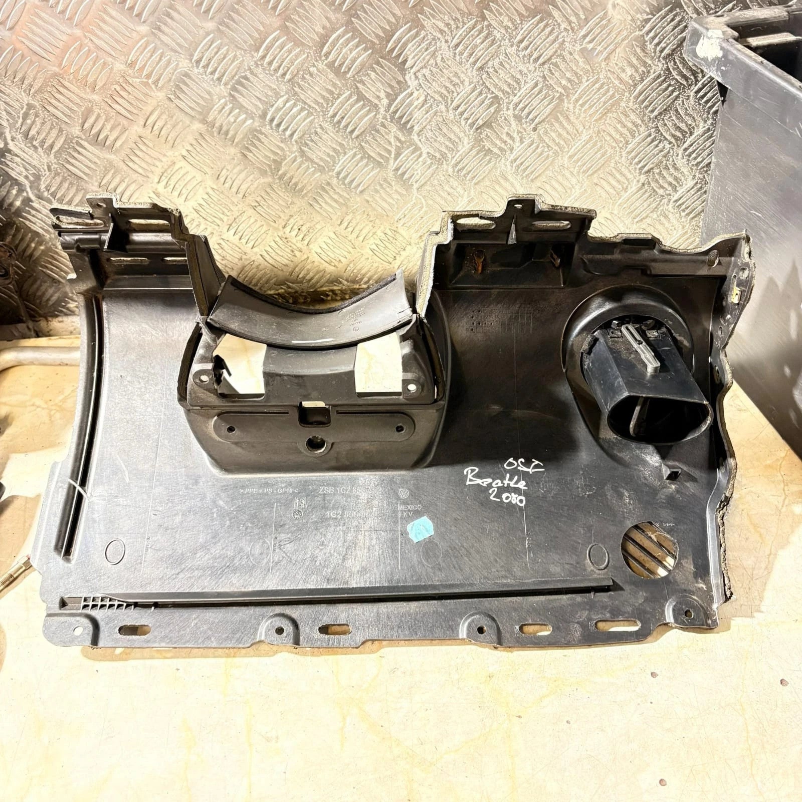 VW2000BEETLE CABRIOLET 1Y CONVERTIBLE LUNAUPPERDASH SPEEDOSURROUND 1C2858454 OSF