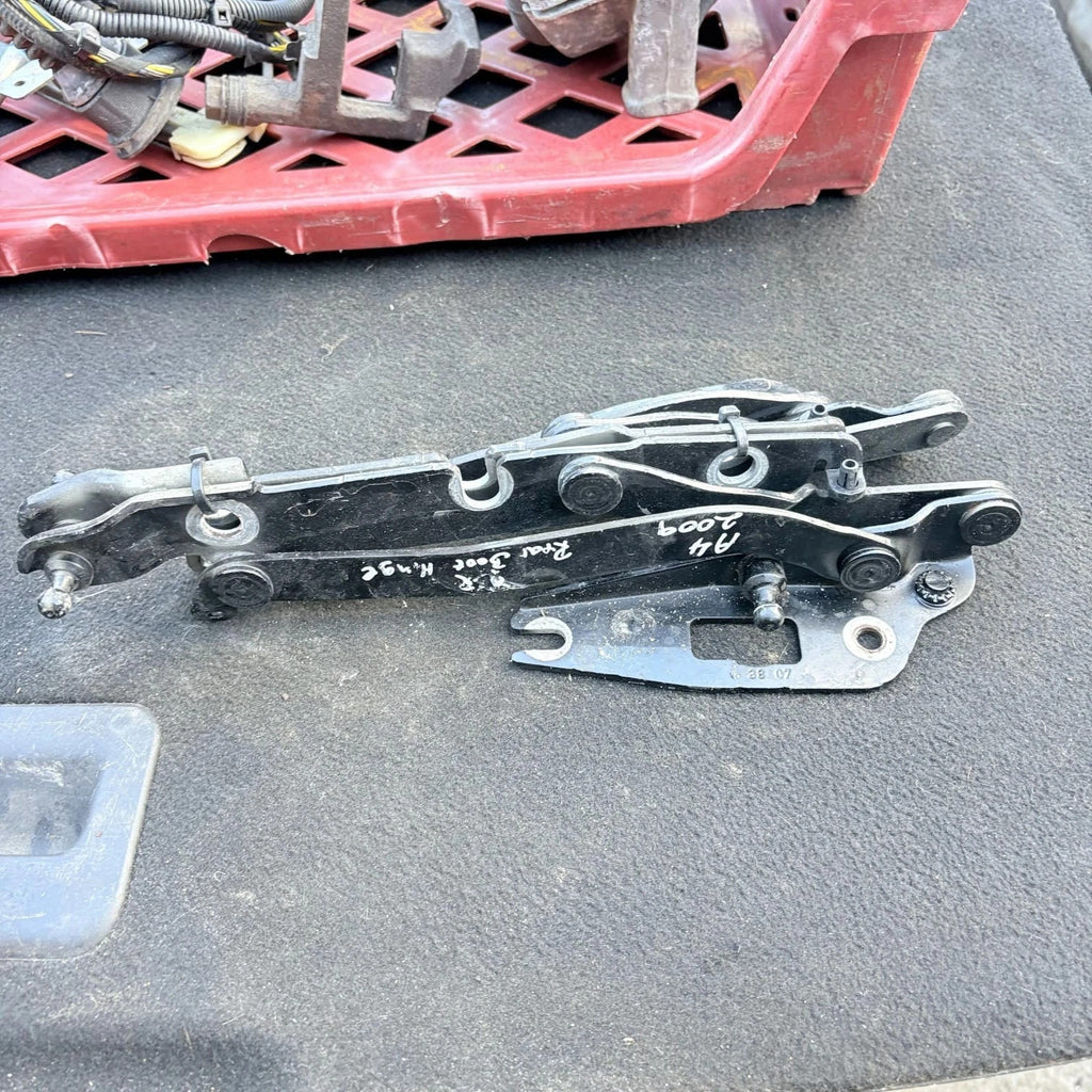 Audi A4 B6/B7 2002-08 Seat Exeo 2009-14 Rear Boot Lid Hinge Pair 8E5827301G/302G