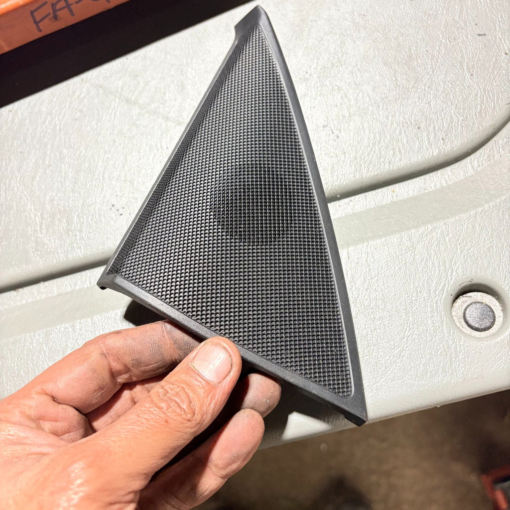 MERCEDES C220 C-CLASS 2007-2014 LEFT FRONT TWEETER SPEAKER & TRIM A2047200148