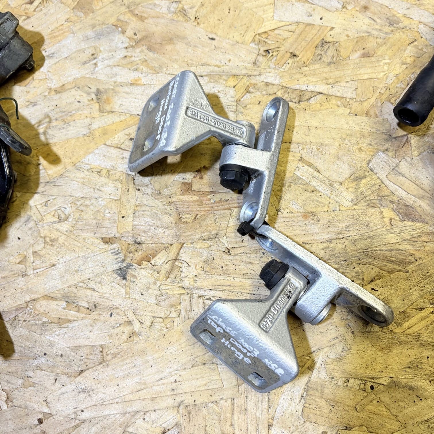 MERCEDES CLS W219 NSR PASSENGER FRONT REAR DOOR HINGE HINGES