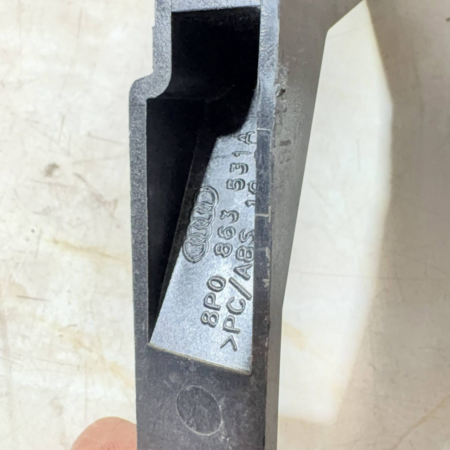AUDI A3 8P 5DR GEAR LEVER PLASTIC BRACKET 8P0863531A (2010)