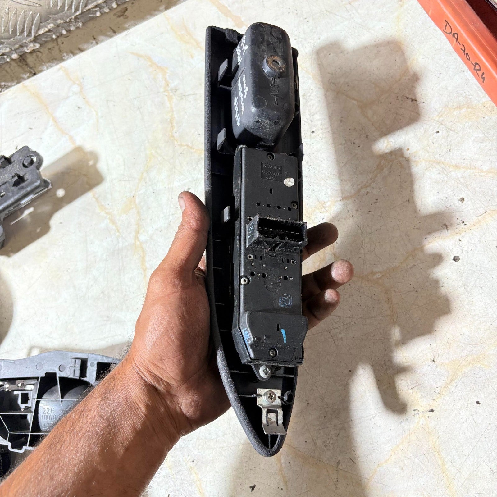 TOYOTA D4D FRONT DRIVER SIDE WINDOW CONTROL SWITCH