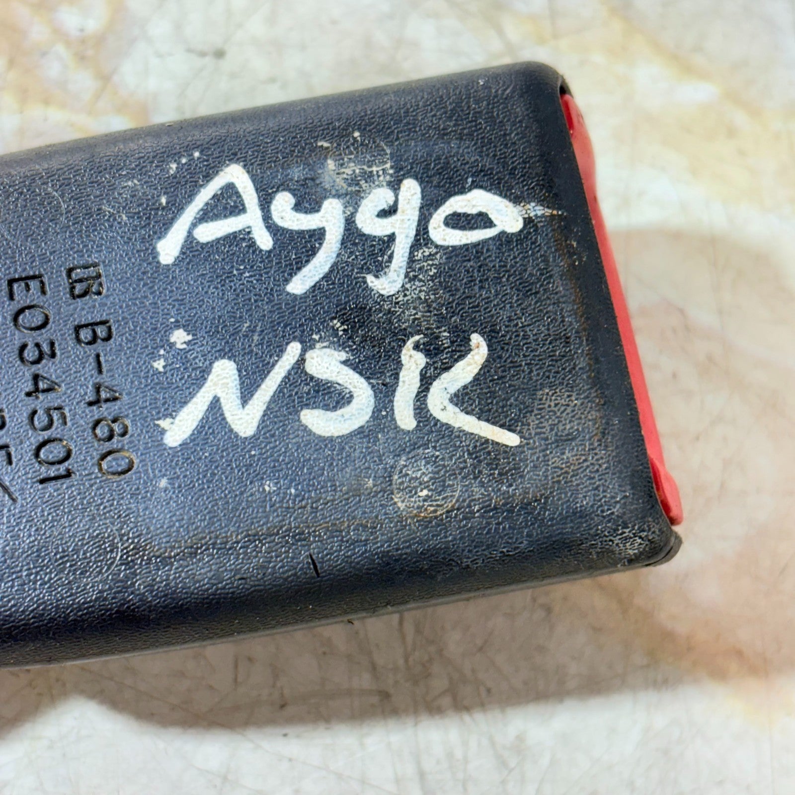 Toyota Aygo Mk1 2005-2014 Rear Left Seat Belt Buckle Clip 3 Door E034501 B-480