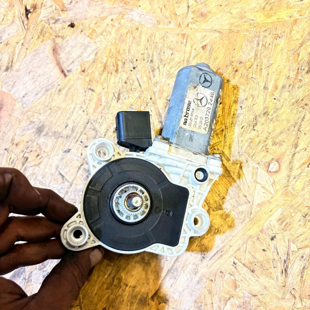 Mercedes-Benz C CLASS 2003 Right front door window regulator A2037202446