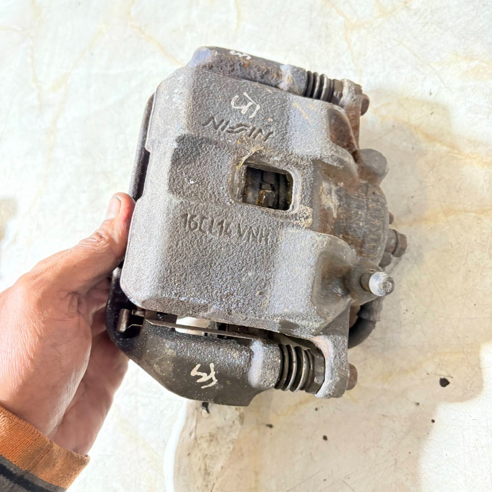 2010 AUDI A4 B8 A5 FRONT LEFT PASSENGER SIDE BRAKE CALIPER