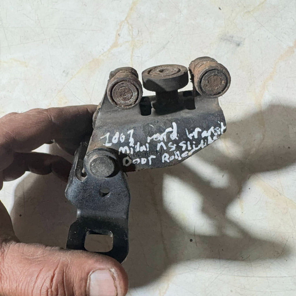 FORD TRANSIT CUSTOM SIDE LOADING DOOR MIDDLE ROLLER GUIDE