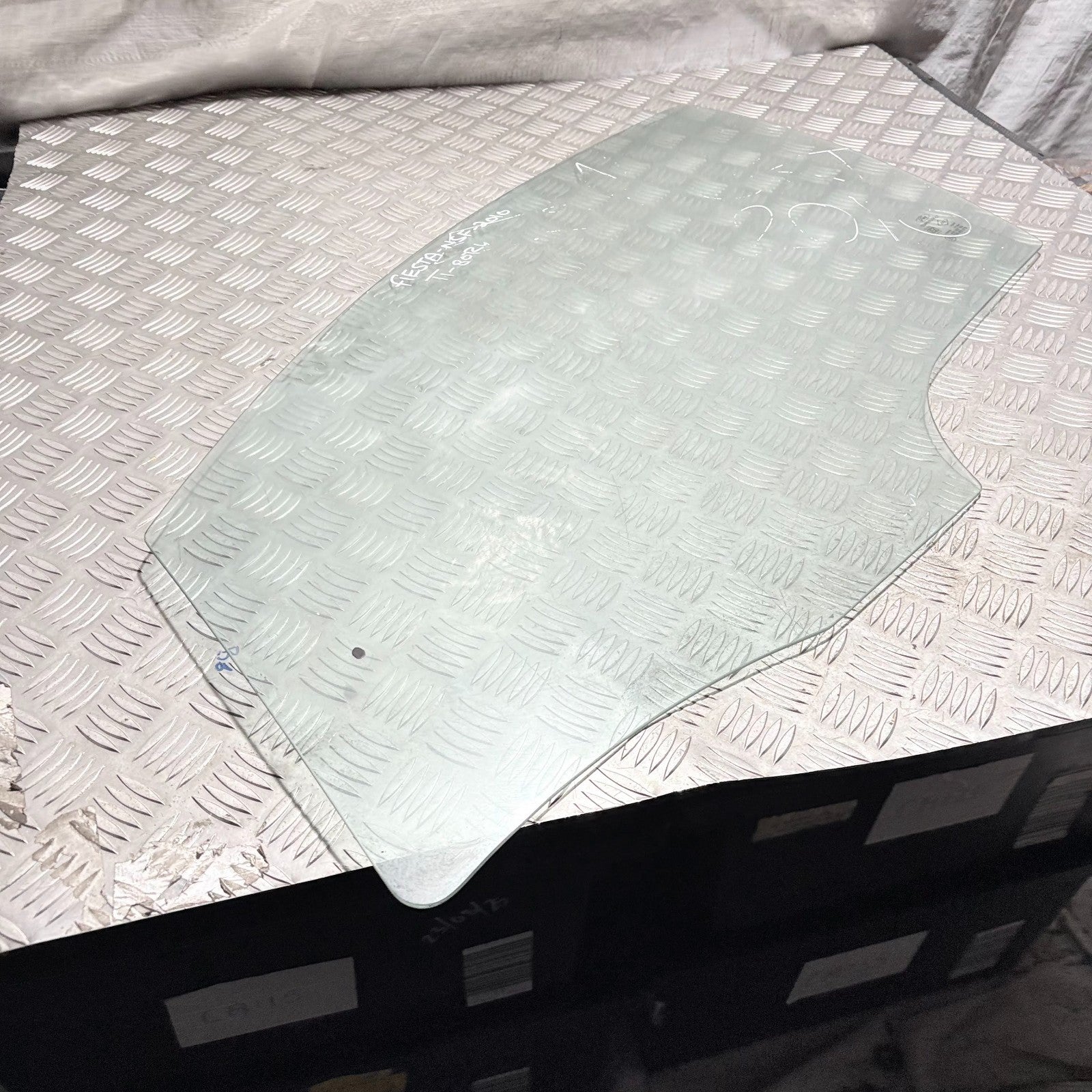 FORD FIESTA 2010 LEFT FRONT PASSENGER SIDE DOOR GLASS