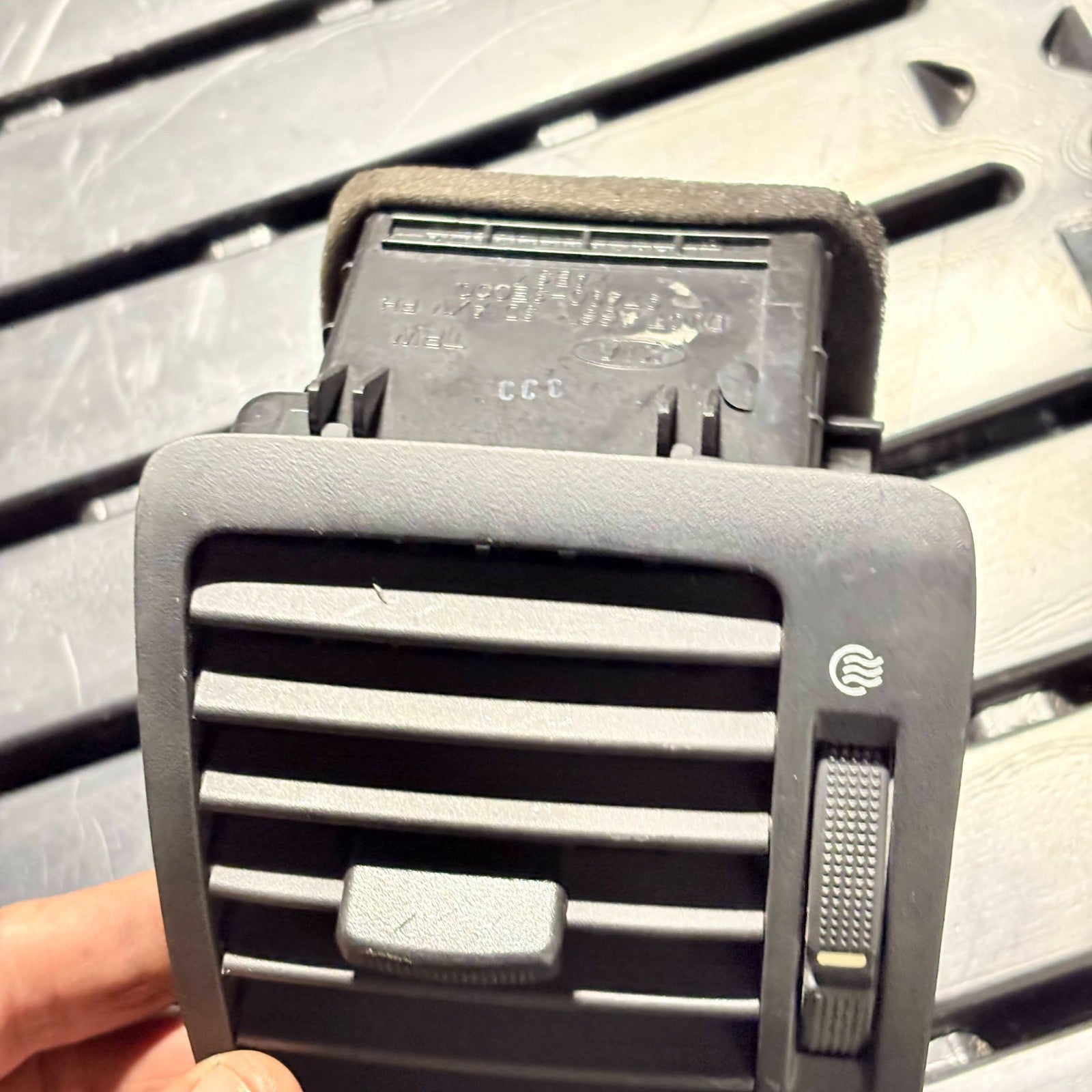 KIA SORENTO MK1 02-11 FRONT HEATER DASHBOARD AIR VENT DRIVER SIDE 97490-3E000