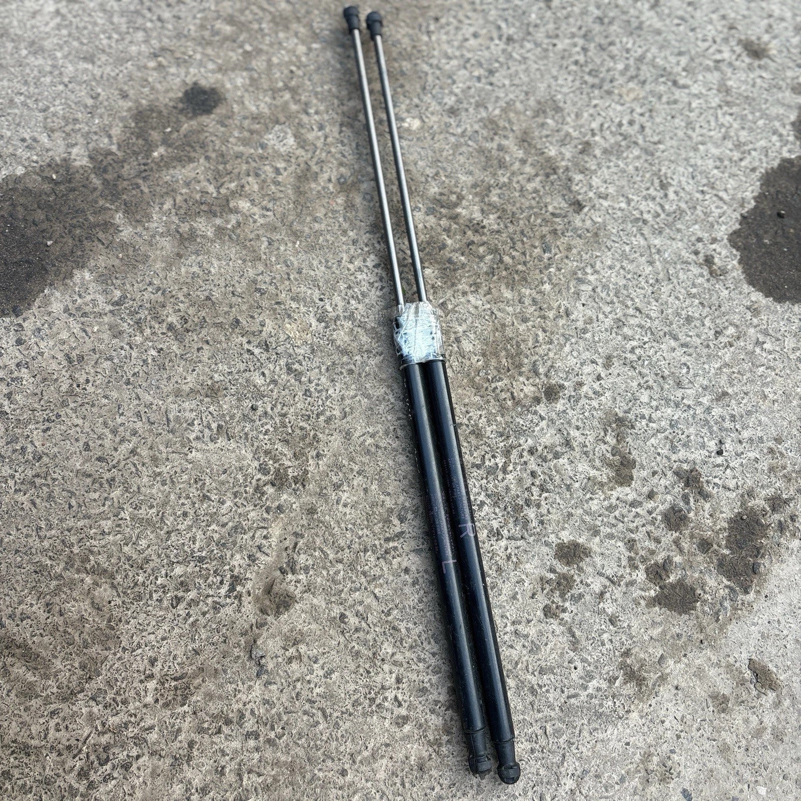 NISSAN JUKE F15 TAILGATE BOOT STRUTS 90451BV90A 90450BV90A 2014-2018 C4745
