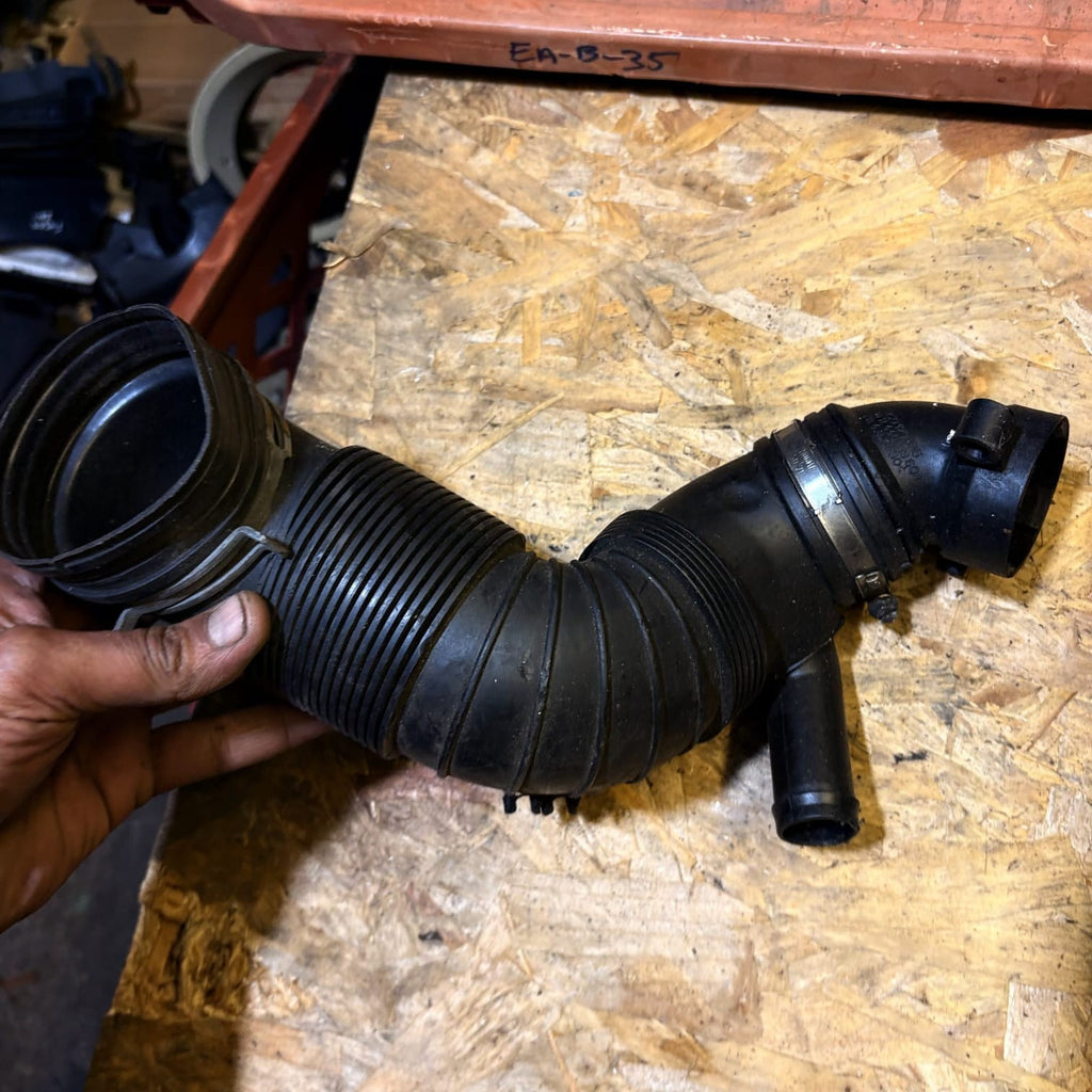 VW AUDI SEAT SKODA TURBO INTAKE AIR PIPE | 3C0129654 | 2008
