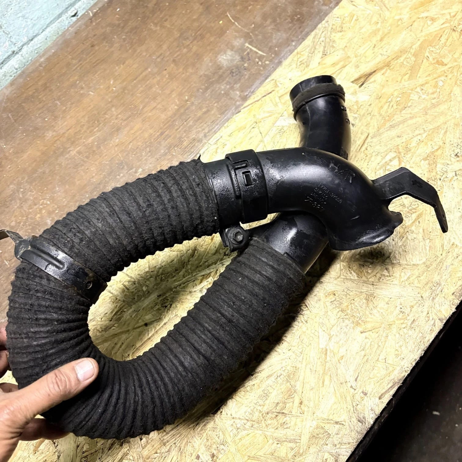 Toyota Auris 1.6 Air Cleaner Inlet Pipe 17751-37050 Intake Duct 2007-2009