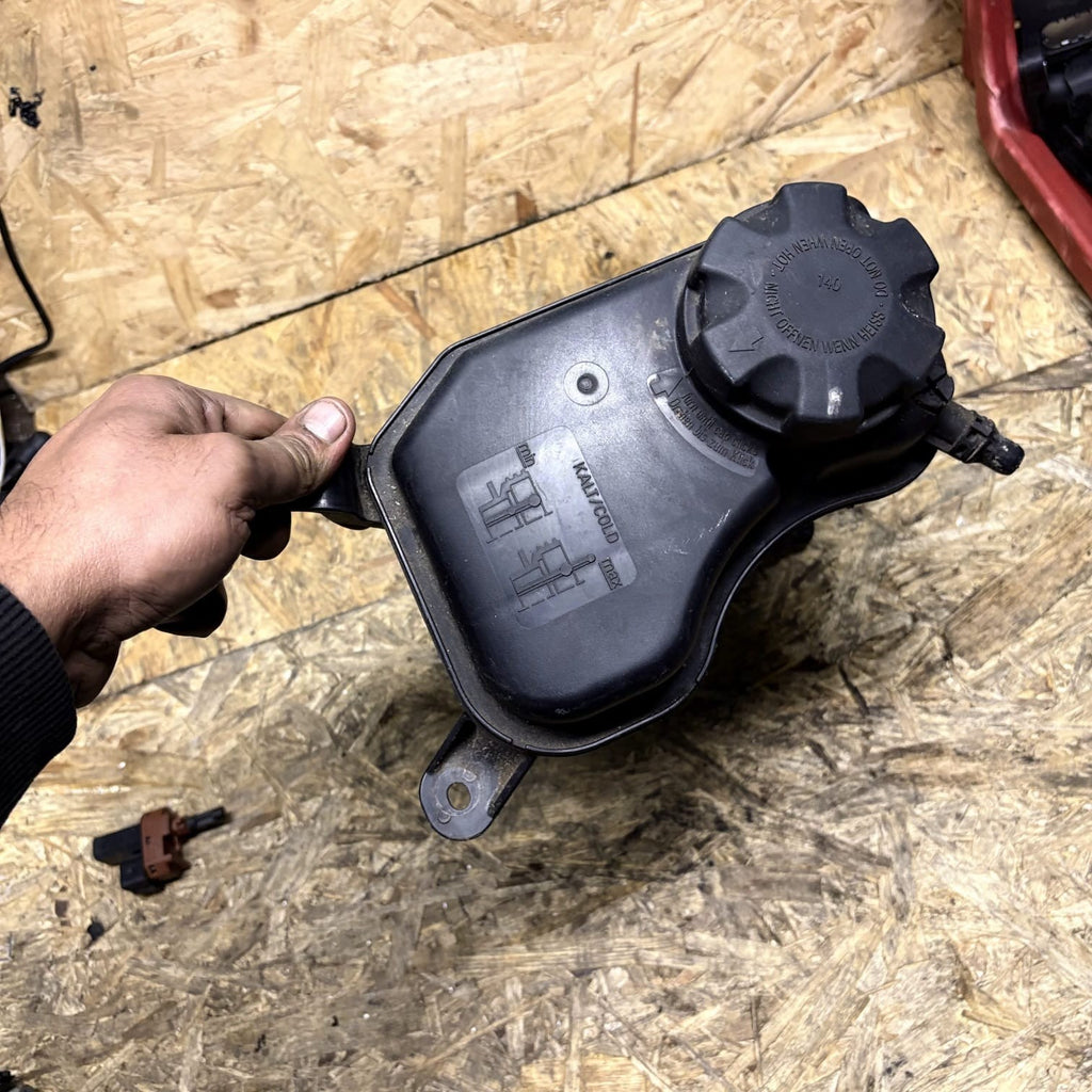 BMW 320i E90 2010 Coolant Expansion Tank Reservoir 17137567462 7567462