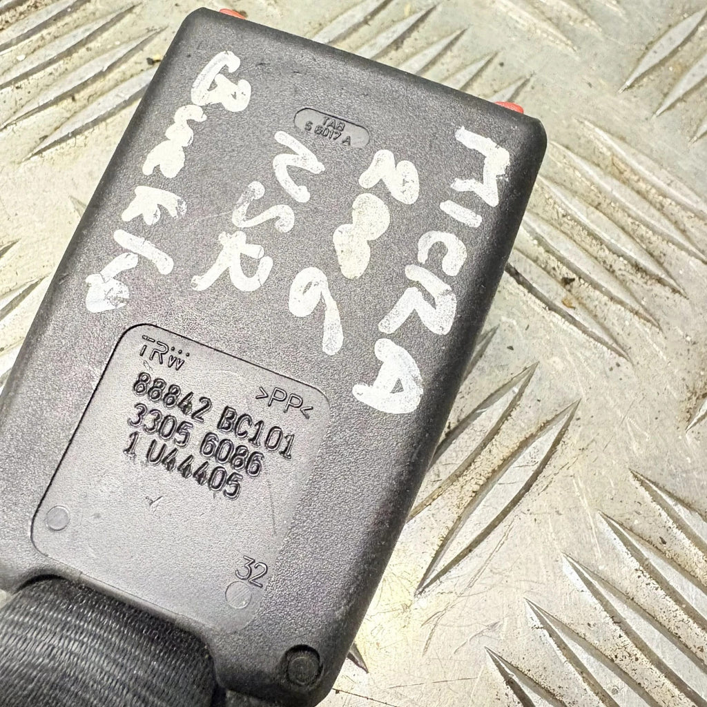 NISSAN MICRA C+C 06 O/S RIGHT SEAT BELT BUCKLE ANCHOR 33056086 88842BC101 2006