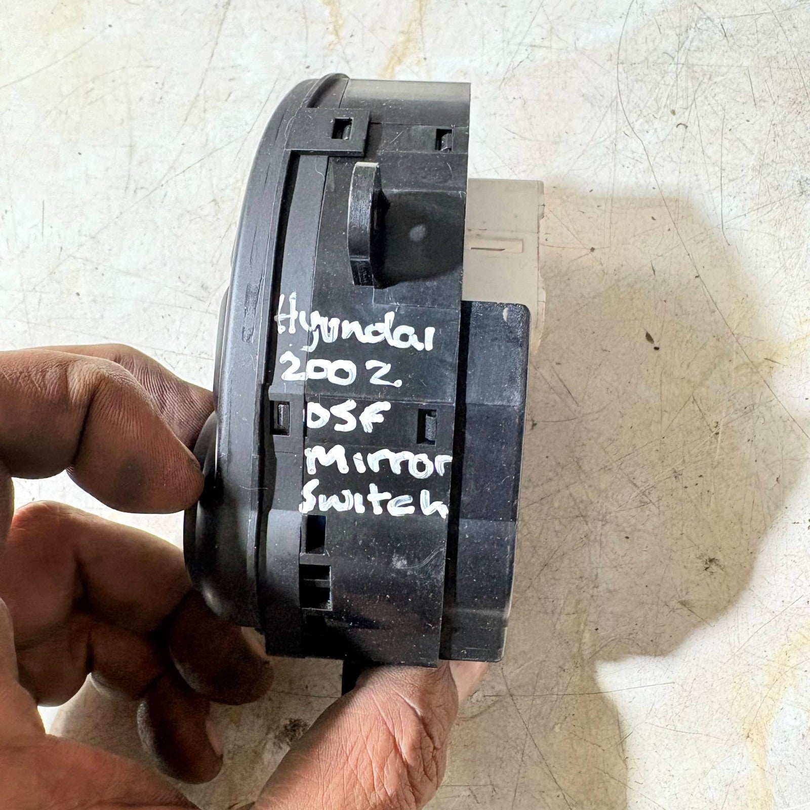 HYUNDAI SANTA FE 2002 MK1 5DR DRIVERS FRONT MIRROR CONTROL SWITCH 93530-26500