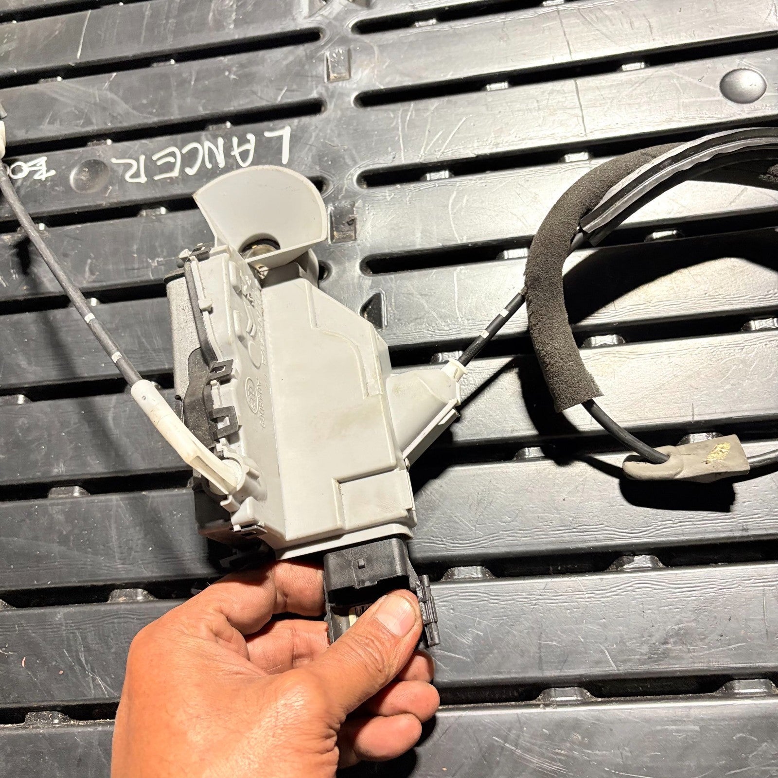 2015 CITROEN DS3 DOOR LOCK ASSEMBLY (RIGHT FRONT) A04973